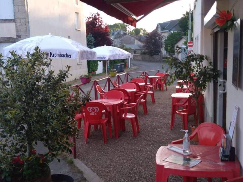 Sympathique et unique bar restaurant capacité :80 couverts + 20 en terrasse l été ...salle de réunion ...au centre de Mazières en Gâtine. ..passage routiers..