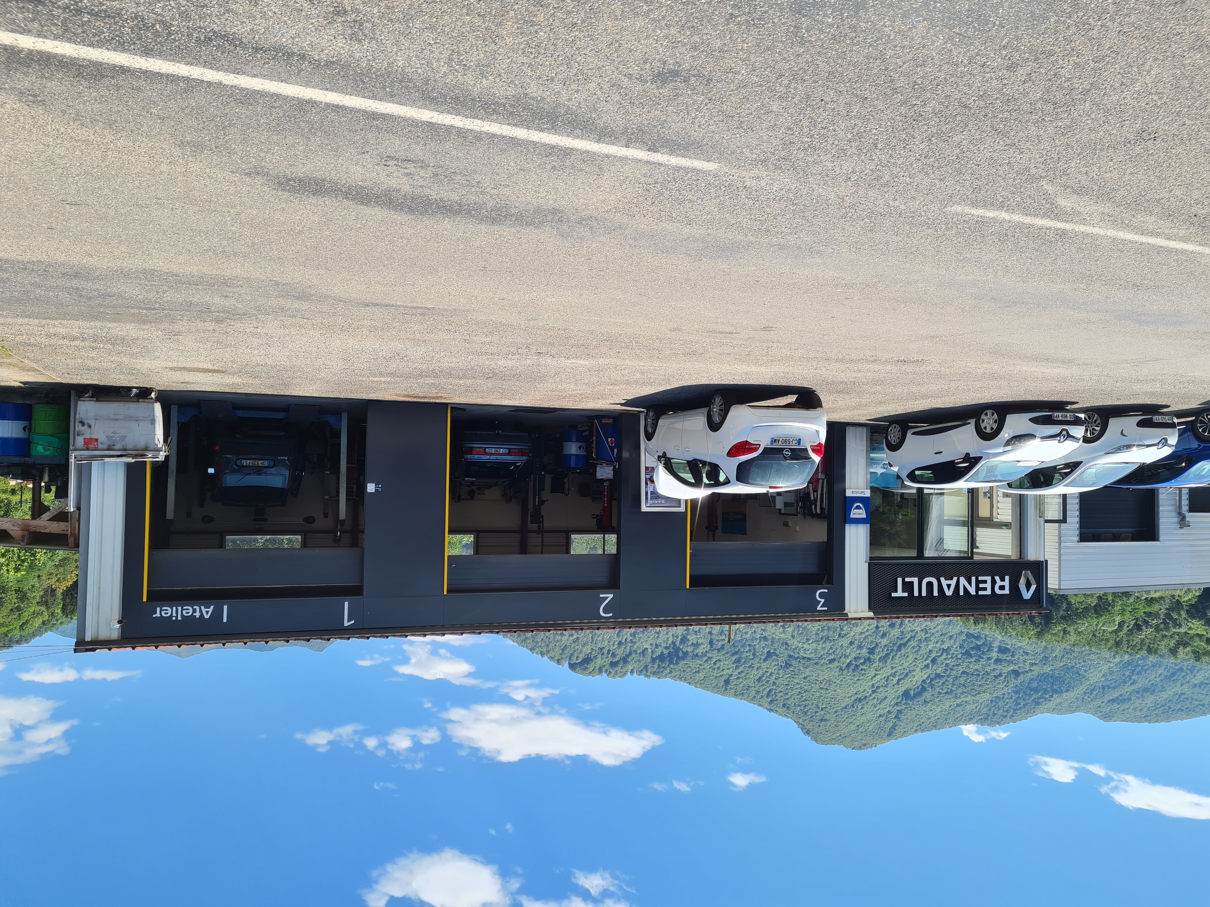 Cause retraite à reprendre fonds de commerce garage automobile agence Renault depuis 1984 très bien situé dans une région touristique à proximité de campings, station de ski, station thermale pas de concurrence directe seul sur secteur 
sur un terrain de 3000m2, 2 bâtiments 1 de 160m2 et l'autre 200m2 récent 
station service, station de lavage rouleau, kacher, aspirateur
4 postes de travail, bureau accueil, magasin de stockage, parc fermé sécurisé vidéo surveillance, 

matériels de dépannages 3 véhicules un camion 12t un 3.5t et un 4x4 atelier
grosse activité de dépannage agrée toutes assistances  

4 véhicules de courtoisie
possibilité de séparé avec ou sans dépannage location 1800€/mois  bail3/6/
possibilité de vente des murs
outillage et matériel très complet homologué Renault 
personnels très compétents, un technicien agent, un mécanicien, une secrétaire