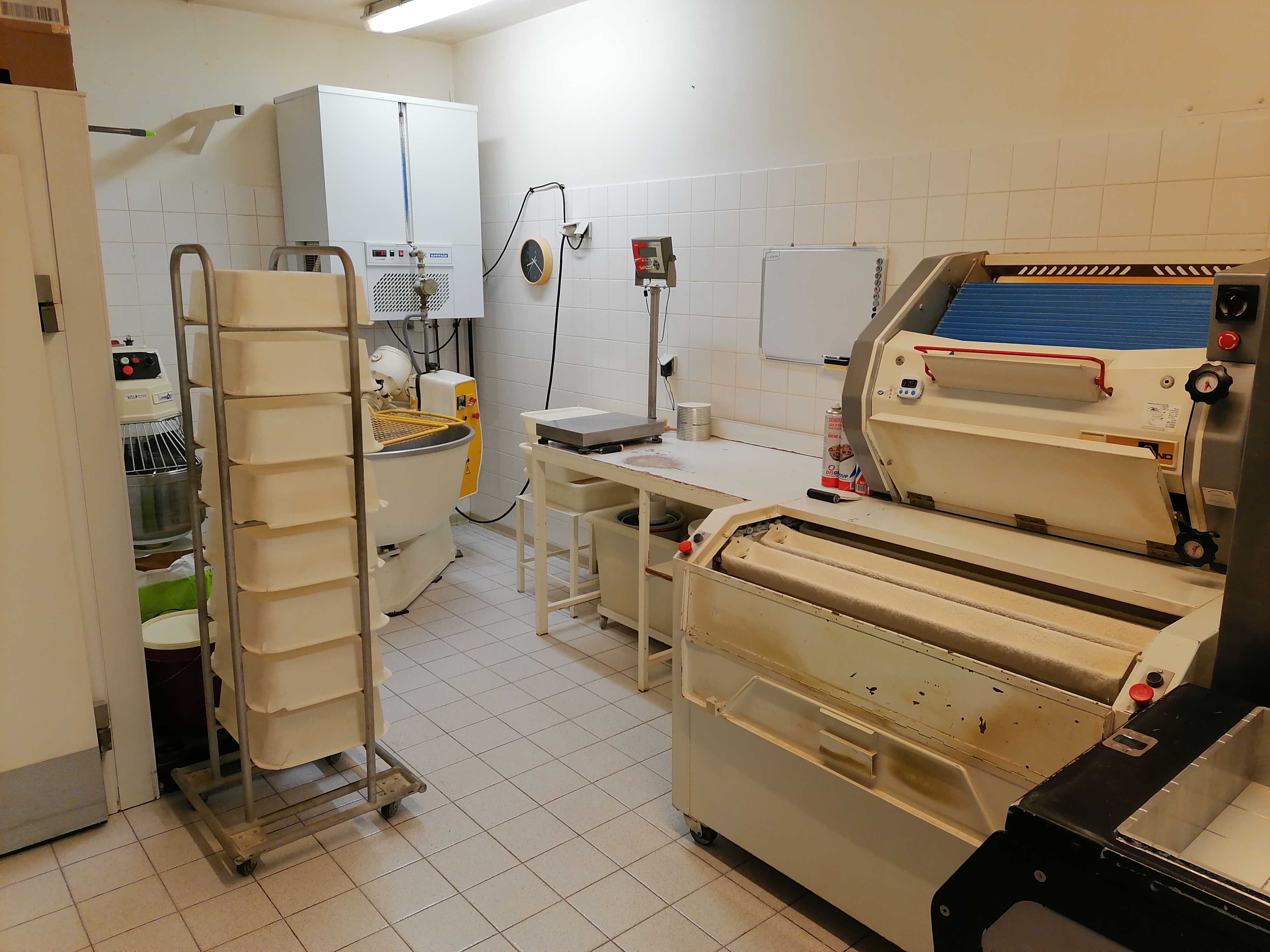 Boulangerie Pâtisserie à vendre (sud sarthe) – Fonds de commerce – Sans concurrence – Fort potentiel

Description :À vendre fonds de commerce boulangerie-pâtisserie idéalement située, sans concurrence directe sur le secteur.

Établissement sain, bien entretenu, avec une clientèle fidèle et régulière.

Chiffre d’affaires :Environ 230 000 €   2025.

Conditions de travail :

Fermée 2 jours et demi par semaine

5 semaines de congés annuels

Potentiel de développement :

Activité snacking à développer (fort potentiel de croissance)

Possibilité d’élargir l’offre : sandwichs, formules déjeuner, viennoiseries, traiteur

Affaire idéale pour artisan boulanger, pâtissier ou couple souhaitant allier rentabilité et qualité de vie.
Logement 4 chambre avec cours fermé.
Loyer. 1230 e
Prix : 120 000e (possible de négocier) 

Pour plus d’informations, merci de me contacter par message.