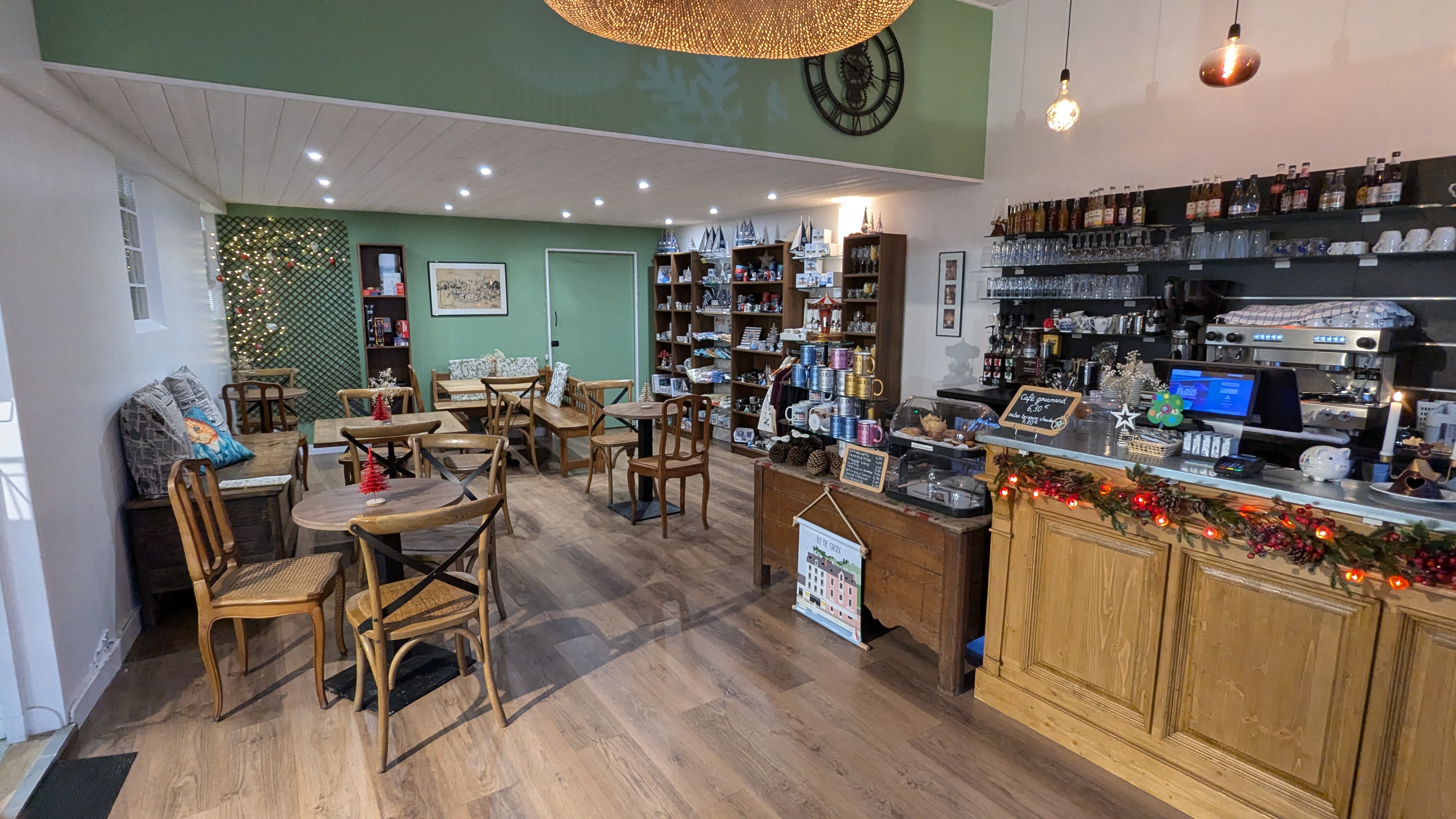 À VENDRE - Fonds + murs - Librairie Presse FDJ Salon de thé en pleine expansion sur une île renommée de Bretagne !

Voici une occasion rare de posséder une entreprise prospère au cœur du bourg d'une île bretonne populaire. En vente, une librairie presse polyvalente reconnue, offrant une gamme diversifiée de produits et de services qui assurent une affluence constante tout au long de l'année.

Notre commerce de155m² va bien au-delà de la vente de livres et de journaux. En plus d'une sélection variée et choisie de livres, nous proposons également des services de presse (200m linéaires) et de Française des Jeux, ainsi qu'un salon de thé cosy (35 m²) avec terrasse loin de la circulation.

Située dans une cour privée face à la Poste et la boulangerie de l'île, la situation est parfaite !
La rentabilité de notre entreprise est également soutenue par la vente de souvenirs, de jeux, de jouets et d'un grand choix de cartes postales exposées en extérieur. Ces articles complémentaires attirent une variété de clients et offrent une marge bénéficiaire attrayante.

Le potentiel de croissance et d'expansion est réel.

La vente comprend le fonds de commerce, les équipements (3 postes de caisse en réseau) et le mobilier.

Si cette opportunité d'entreprise sur cette île de charme vous intéresse et que vous souhaitez obtenir plus d'informations, veuillez nous contacter.

NB : Confidentialité garantie. Les détails spécifiques de la librairie ne seront divulgués qu'aux acheteurs sérieux après vérification de leur capacité financière et signature d'un accord de non-divulgation.
Profitez de cette opportunité unique d'acquérir une entreprise en pleine expansion dans un cadre de vie exceptionnel et enrichissant !

Les informations sur les risques auxquels ce bien est exposé sont disponibles sur le site Géorisques : www.georisques.gouv.fr.