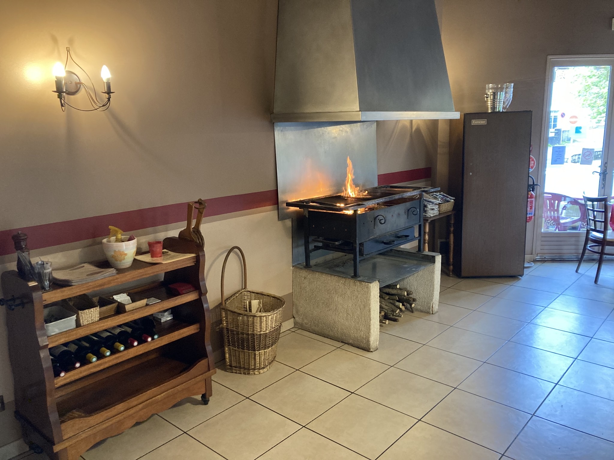 AFFAIRE SITUÉE DANS LE VILLAGE PREFERE DES FRANCAIS ET BIENTOT CLASSE  AU PATRIMOINE DE L UNESCO 

très belle affaires d'angle type brasserie avec terrasse ombragée donnant sur un petit cours d'eau
55, places assises à l'intérieur
15, places assises en terrasse,
une salle de réception de 55 personnes à étage
2 WC aux normes PMR
à l'étage, un appartement avec trois chambres, une salle de bain NEUVE et un séjour
fort potentiel de développement actuellement 180 000 € HT DE CA .
ticket moyen 20 € environ 45 couverts / jour
bilan a disposition.
L affaire n'est ouverte que le midi du lundi au vendredi 5 jours sur7 et fermé le week-end.

Cuisine très fonctionnelle au normes ,et en parfait état, deux chambres froides
licence 4
faible loyer, aucun travaux à prévoir. Bail 3/6/9 récent de 2019
PAS DE CONTRAT AVEC LES FOURNISSEUR
Idéal première affaire
site touristique en pleine expansion