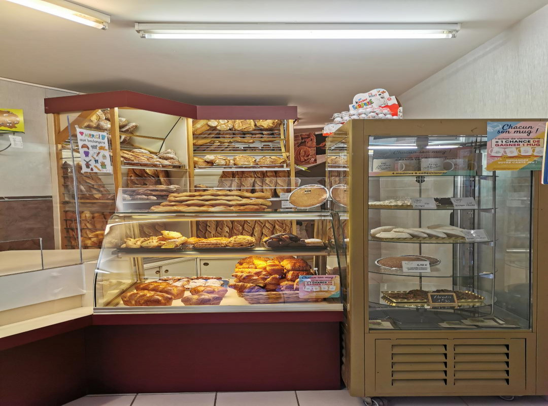 Boulangerie pâtisserie dans un village de 1600 hab 
Seule boulangerie dans le village la plus proche est à 10 km
Situe à 10 min de l?autoroute À 20, 30 min de gueret 30 min de limoges nord, axe passager et stationnement très facile juste devant le magasin 2 places arrêts minutes
Fournil de plain pied, le four est électrique et a 9 ans , le laboratoire pâtisserie et boulangerie sont climatisés. Environ 90 m2 même surface pour une réserve à l?étage.
Appartement au 2 eme étage même surface refait à neuf
Bien équipé en  matériel nécessaire pour la pâtisserie, chocolat? et boulangerie 
Le CA de 250000 HT est composé de 75 % en boutique et 20 % en tournée (très bonne clientèle et fidèle ) et 5 % collectivité et restaurants des environs.
Le plus possibilité de capitaliser en achetant les murs qui comprend le bâtiment où est situé la boulangerie, l?appartement et une grange d?environ 200m2 ainsi qu un bout de terrain de 100m2 valeur de vente 95 000 euros pour les murs 
Idéal pour couple plus une employée pour les tournées (et 2 après midi par semaine)
FERME LE LUNDI ET 2 semaines de congés en février et 3 semaines en juillet 
Possibilité d?envoyer des photos
Premiers contacts par mail 
Pas sérieux et curieux s?abstenir