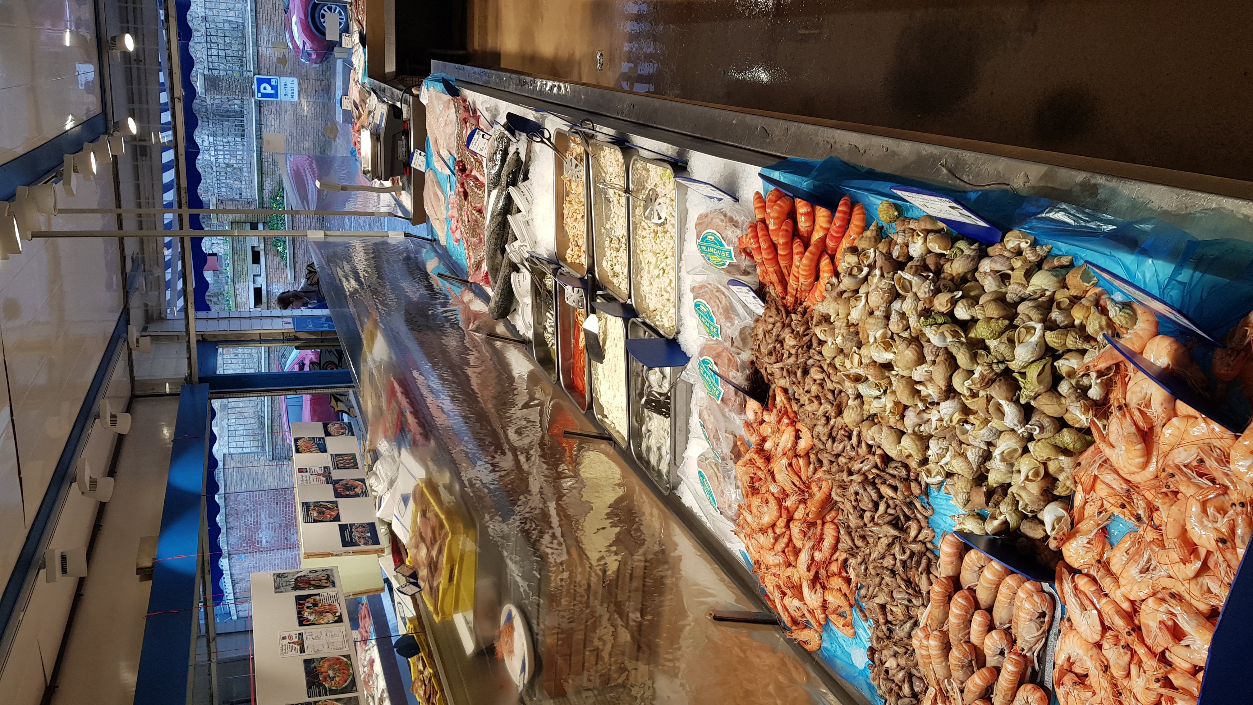 La Chaloupe Bolbécaise
POISSONNERIE - FRUITS de MER & CRUSTACÉS en centre ville de Bolbec

Magasin avec joli linéaire (environ 20 mètres).
À proximité de nombreux commerçants et artisans : boucher, fruitier/fromager, deux boulangers, torréfacteur...

La facilité de stationnement est appréciée par la clientèle.
Parking en face du magasin.

Secteur peu concurrentiel - seule poissonnerie de Caux Seine agglo
Fait partie des commerces moteurs de Bolbec
Activité traiteur de la mer plébiscitée par la clientèle - potentiel de développement pour le repreneur

Fermé dimanche & lundi + 6 semaines de congés.
2 salariés en poste à temps plein - un départ en retraite à la vente du commerce

Surface de vente : 60m2
Garage attenant de 60m2 pour 3 véhicules
Chambre froide : 25m3 revêtement mural refait à neuf

Chiffre d'affaires :  430 000€ HT annuel
EBE : 70 000€

Prix souhaité 115 000€.
