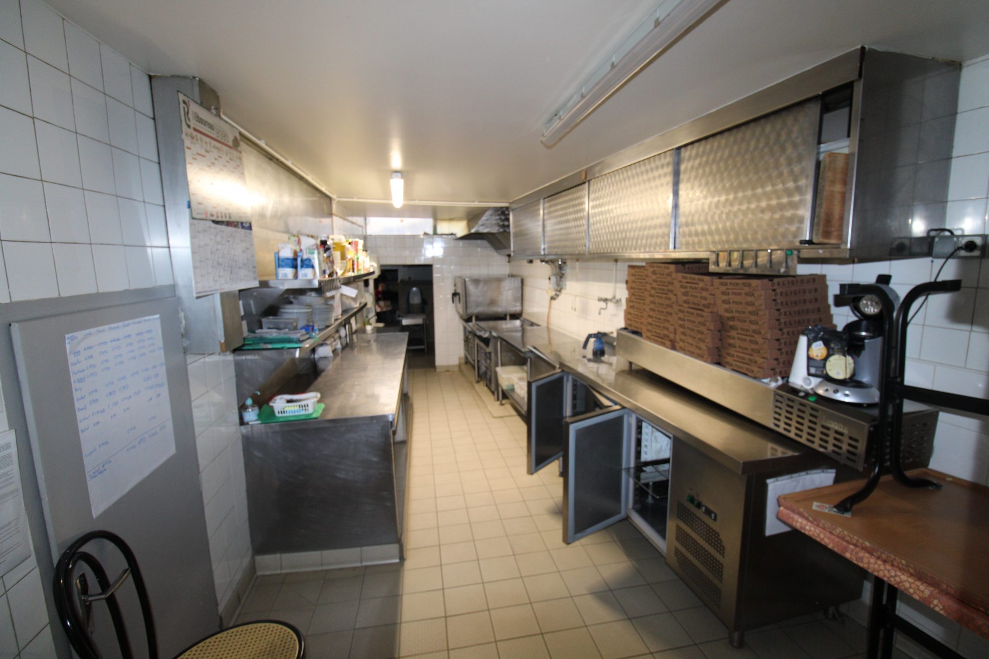 Bar restaurant sur axe passager. 

Pas de fond de commerce puisque nous avons cessé notre activité en 2023 suite à la reprise d'une autre entreprise.
Les murs sont en vente au prix de 120 000€ mais une location gérance peut être envisagé si e projet est sérieux.
 L'isolation vient d'être refaite ainsi que le mode de chauffage.
Grand appartement à l'étage loué actuellement en airbnb.
Possibilité de faire un tout autre commerce.
Restaurant: 2 salles capacité totale 65 couverts, plus de mobilier, cuisine complète et fonctionnelle avec grande chambre froide, cave.
Appartement: 5 chambres, 1 bureau 1 cuisine aménagée, sdb refaite en 2021, salon salle à manger, grenier.