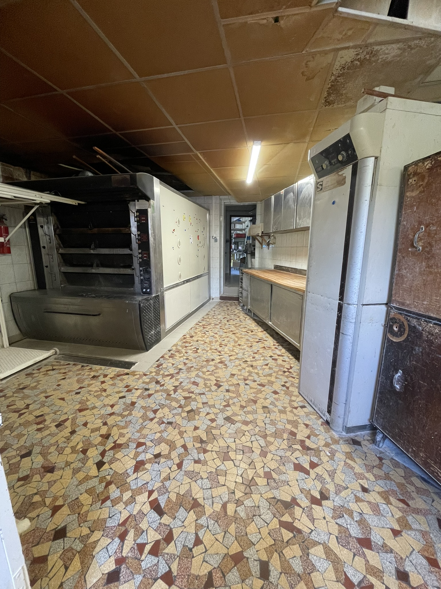 Vous souhaitez vous lancer dans une activité de boulangerie et reprendre un commerce existant ?

Je propose à la vente le fonds de commerce d’une boulangerie, offrant une belle opportunité pour un professionnel ou un couple souhaitant développer son propre projet.

Prix de cession : 85 000 € FAI (Frais d’Agence Inclus)

Le bien vendu concerne uniquement le fonds de commerce.

Cette boulangerie bénéficie d’un emplacement permettant de poursuivre et de développer l’activité dans de bonnes conditions.

Le commerce est idéal pour une personne souhaitant reprendre une activité existante, avec la possibilité d’apporter ses propres idées et de développer davantage l’offre et le chiffre d’affaires.

Les points forts

Fonds de commerce de boulangerie

Activité existante

Potentiel de développement

Prix : 85 000 € FAI