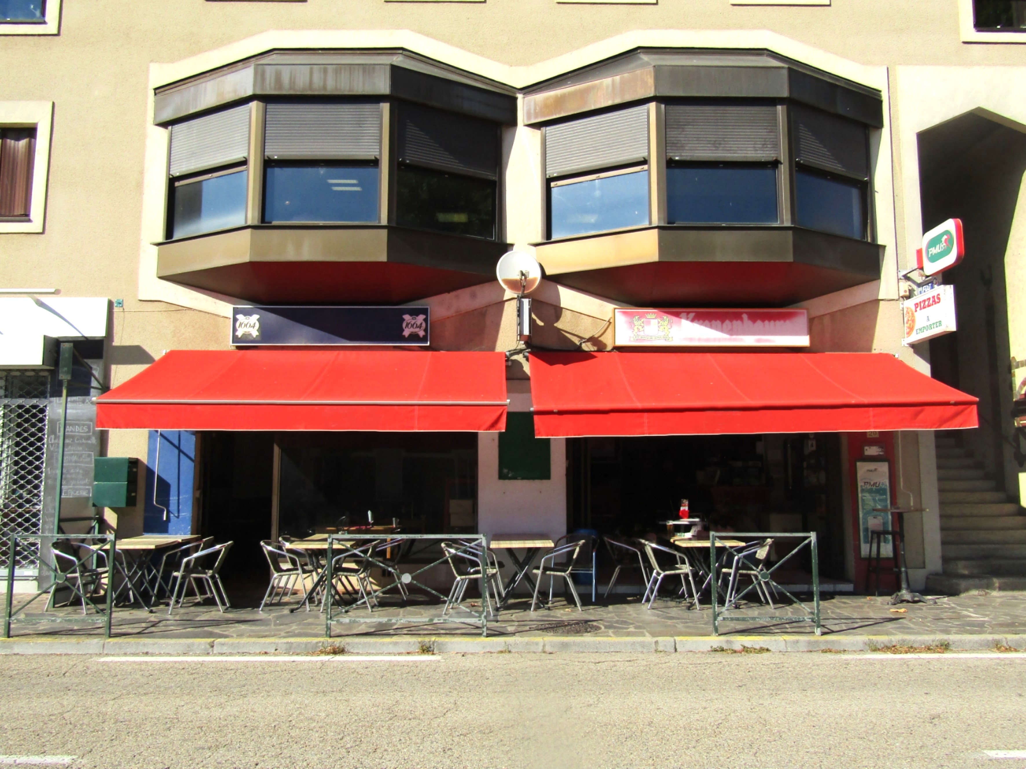 À vendre, au sud de la Lozère à la frontière du Gard, sur un axe routier très fréquentée (RN106 reliant Mende à Nîmes), le fonds de commerce d’un restaurant – bar - FDJ – PMU bénéficiant d’une excellente visibilité. 
Situé en bordure de nationale, emprunté par les vacanciers, les routiers et la clientèle locale, l’établissement bénéficie d’une fréquentation, particulièrement marquée en période estivale.
L’établissement se compose de deux espaces distincts :
l’espace bar / jeux (FDJ – PMU) avec environ 10 places assises,
la salle de restaurant d’une capacité d’environ 50 couverts (voire plus selon l’agencement).
À l’extérieur, une terrasse d’environ 20 places.
L’établissement propose une cuisine traditionnelle, complétée par une offre de pizzas et hamburgers à consommer sur place ou à emporter.
Ouvert toute l’année, il dispose de la Française Des Jeux, du Pari Mutuel Urbain et de la licence IV.
Une équipe de 3 salariés est déjà en place. Le cédant se tient disponible pour accompagner le repreneur durant les premiers mois. 
Bail commercial avec la mairie : 800 € /mois. 
Vente du fonds de commerce : 160 000€.

Référence de l'annonce : L0460
