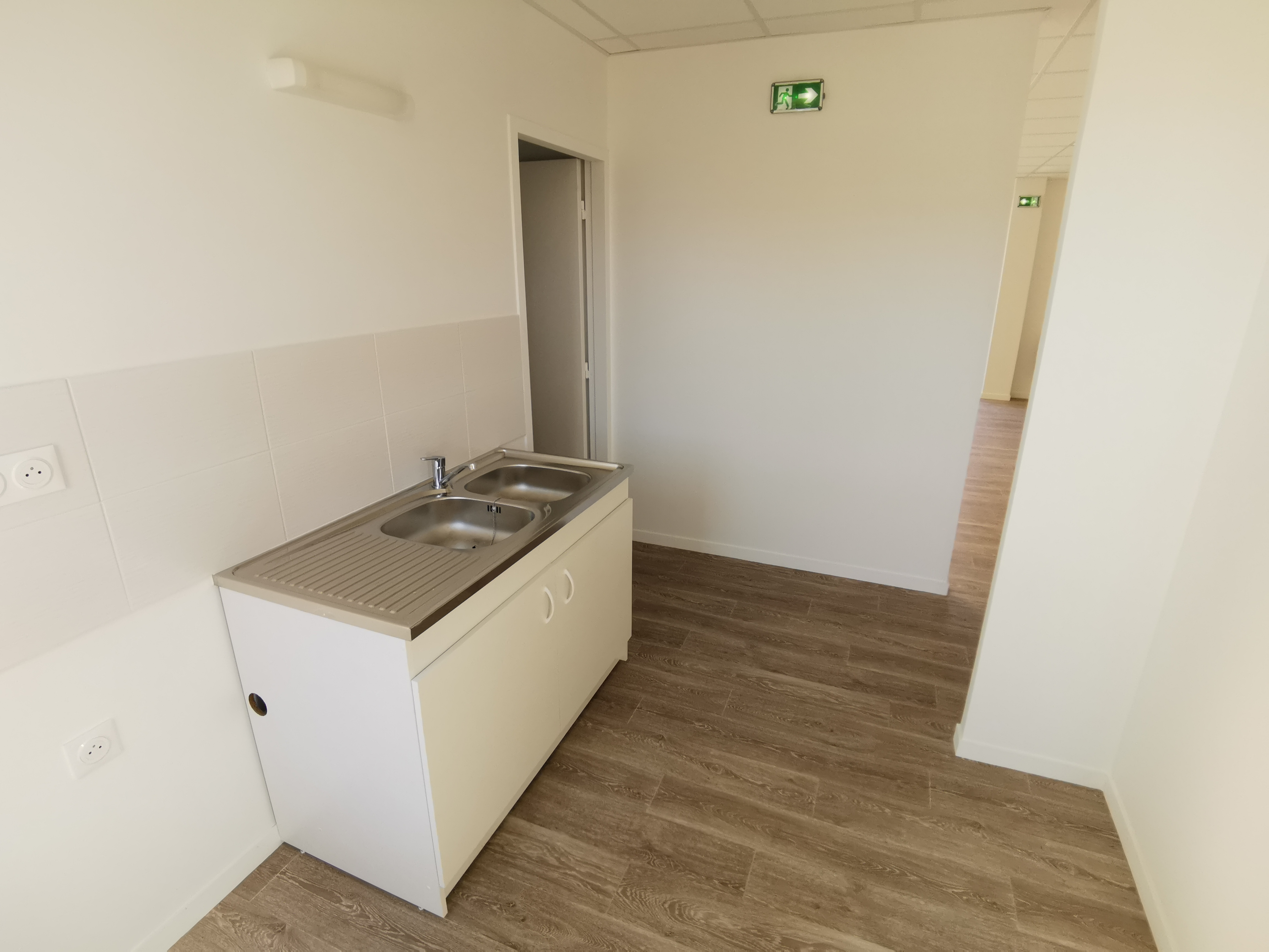 A louer, local commercial de 50 m² en centre bourg, première utilisation, idéal pour activité de salon de coiffure, comprenant : salon (33,3 m²), réserve (4,50 m²), espace détente (7,4 m²), sanitaire - douche (4,1 m²). Disponible de suite.