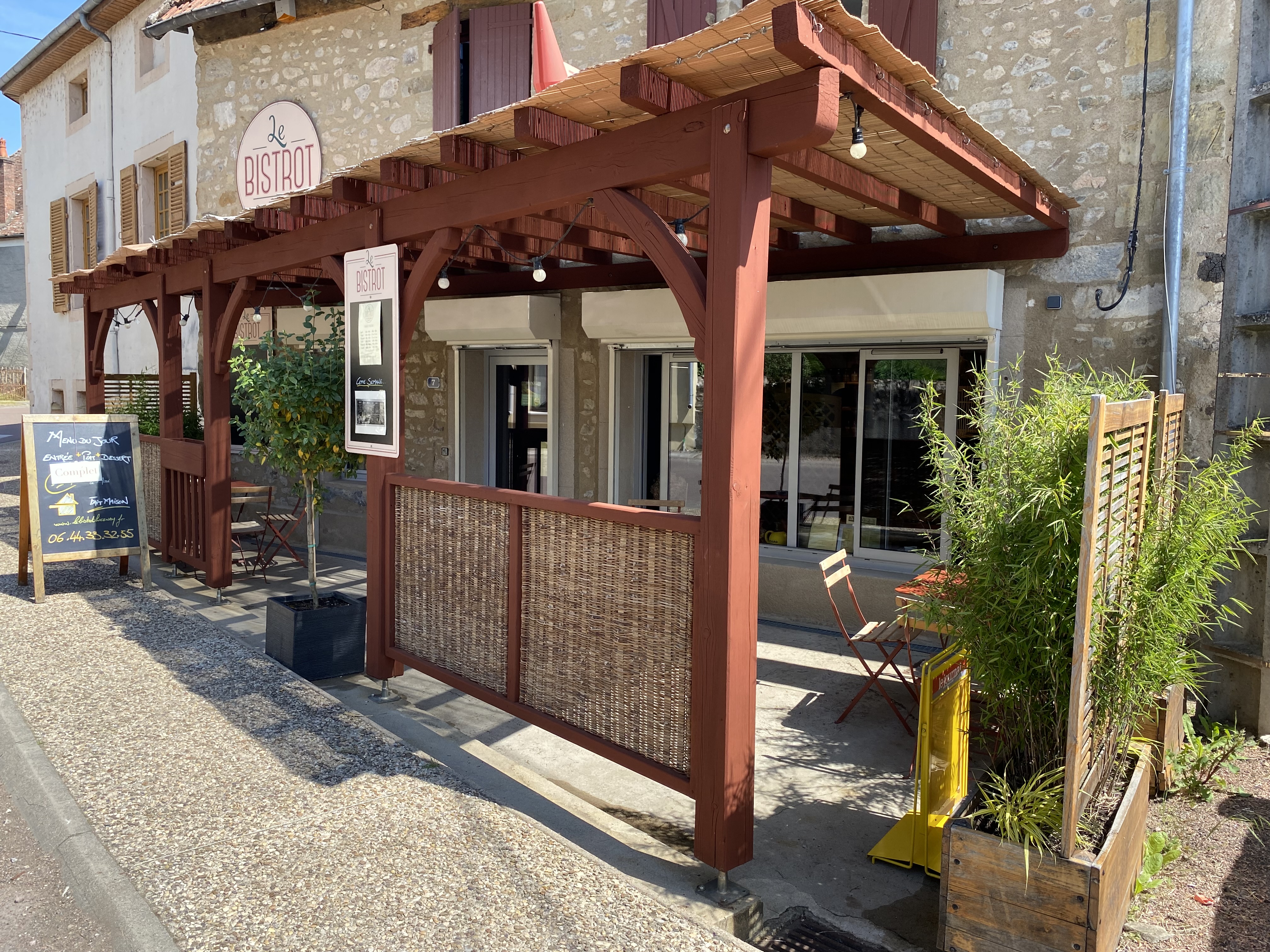 Fond de commerce Bar (licence 4), tabac et restaurant à vendre dans le Morvan. Salle de 30 couverts, terrasse de 15 places ainsi qu’une terrasse couverte d’environ 25 places. Appartement refait entièrement à neuf, cave, cellier et réserve.Chiffre d’affaires en progression .Possibilité d’achat des murs.
