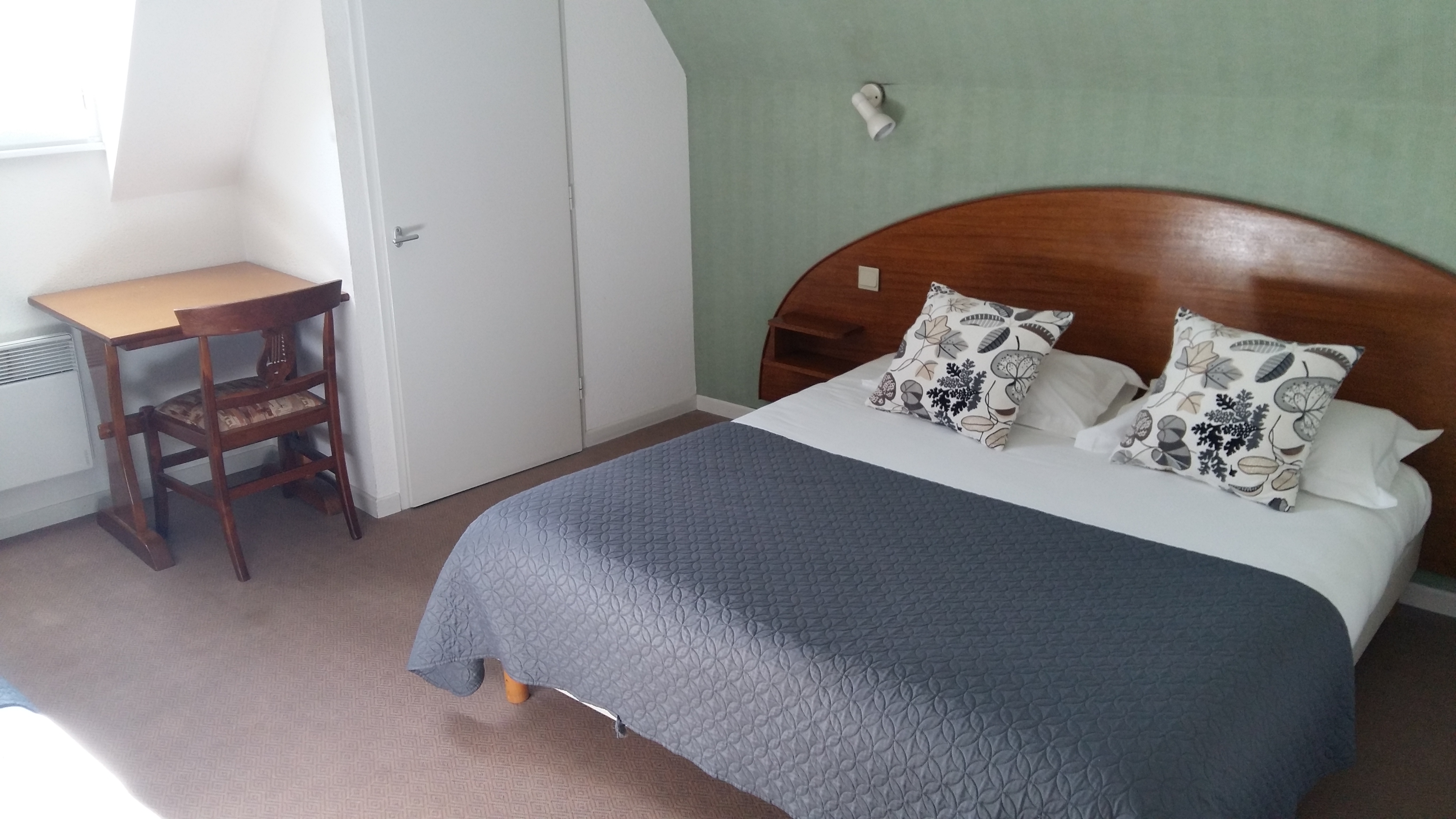 Murs commerciaux et fond de commerce Hôtel Restaurant en plein centre ville de Monein, grande réputation depuis plus de 30 ans toujours en activité aujourd'hui.
Salle de restaurant pouvant accueillir plus de 80 couverts, plus une salle à part parfaite pour les grandes réceptions, ainsi qu'une terrasse de 30 places assises.
Cuisine professionnelle spacieuse et très bien équipée idéal pour travailler seul ou à plusieurs.
Côté Hôtel ! 14 chambres chacune avec salle d'eau et wc et accueil indépendant du restaurant.

CA toujours constant, licence 4, 5 semaines de fermeture annuel, clientèle fidélisée depuis plusieurs années, grand potentiel de développement.

MONEIN est un lieu très apprécié par les touristes pour son environnement vallonné, ses commerces de produits locaux, notamment le Jurançon, ses manifestations, mais aussi de sa proximité des stations de ski et de la côte basque en moins d'une heure !!