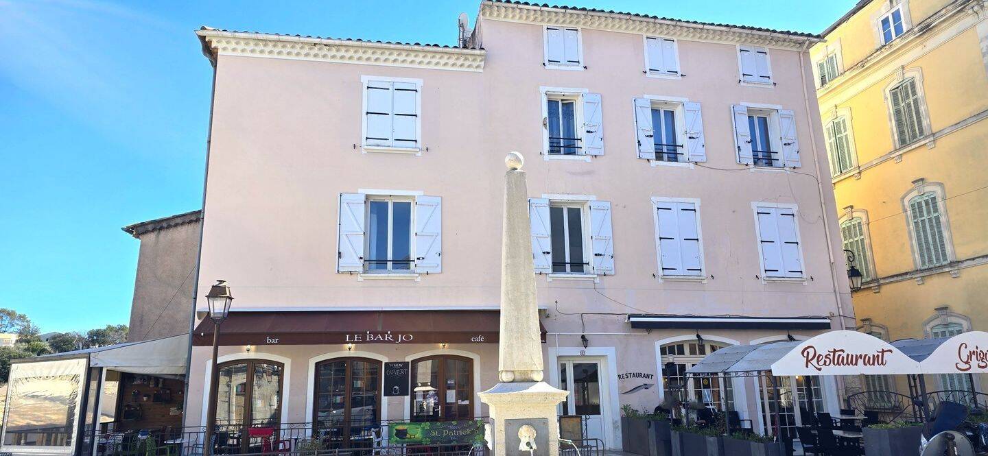 immeuble de rapport avec Bar , Restaurant et 9 Appartements