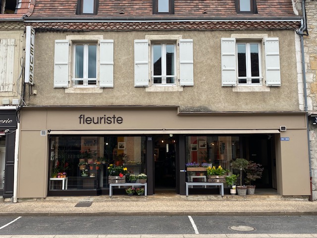 À vendre fonds de commerce : Fleuriste
Commune : Bretenoux

Situé en vallée de la Dordogne, territoire touristique et économique d’envergure du nord du Lot. L’unique fleuriste de la commune de Bretenoux, 1  389 habitants avec une zone de chalandise d’environ 11 500 habitants (10 min en voiture) est à reprendre.

Ce fleuriste historique a été fondé en 1968 et a ensuite été repris par la gérante actuelle en 2001. Ce commerce moderne et bien achalandé dispose d’un bel espace de vente lumineux d’environ 50 m². L’arrière boutique d’environ 50 m² offre à la fois un bel espace de stockage et de travail, avec notamment un espace dédié à l’entretien des plantes avec des puits de lumière au plafond.

La boutique est située sur le principal axe passant de la commune et dispose de plusieurs places de stationnement minute devant le magasin, ainsi qu’un second accès à l’arrière permettant de faciliter les livraisons.

Cession pour départ à la retraite - accompagnement possible par la gérante actuelle.

Bail commercial, loyer mensuel actuel : 560 € HT
Prix de vente du fonds de commerce : 80 000€
Chiffre d'affaires : Sur demande
Effectif : 1 salariée à mi-temps