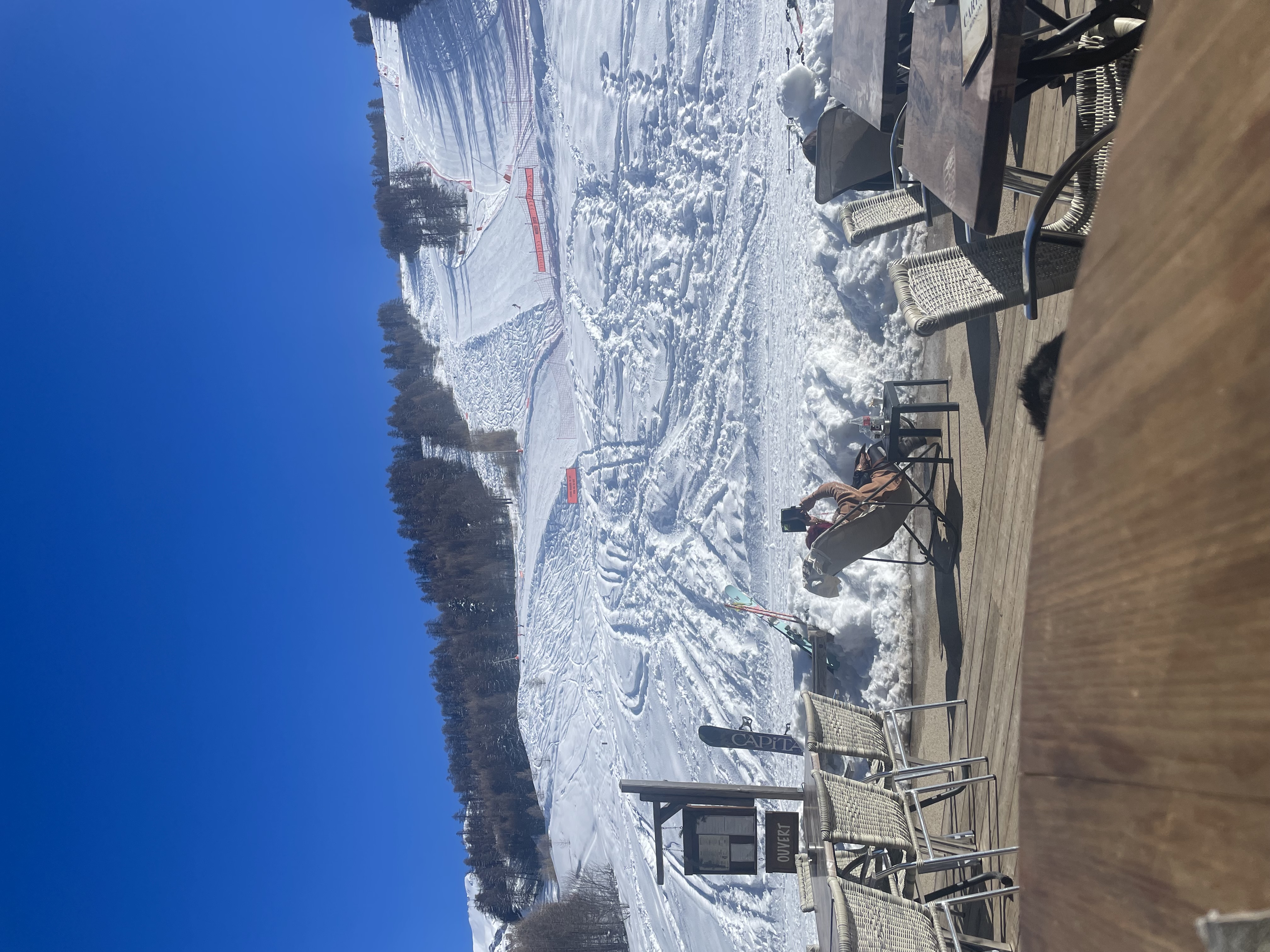 à vendre mur et fond de commerce de notre restaurant bar en front de piste de la station du Sauze 1700.

Les plus de l'entreprise : excellente notoriété et bon référencement en ligne (4.7 tripadvisor). Emplacement idéal. Clientèle fidèle et touristique, fort passage restauration+limonade . Restaurant clé en main, entièrement équipé et entretenu (four mixte, fibre, extraction, caisse avec Pad de commande aux dernières normes, etc.).

capacité: 70 couvert intérieur + 70 couverts en  terrasse
Très grande réserve.
ouverture en saison hiver (4 mois) et été (2 mois)
possibilité extension des périodes d'ouverture par exemple vacances toussaint
Idéal pour couple avec minimum d'expérience
logement de fonction.
CA : 440000 €  prix de cession mur et fond 600000 €