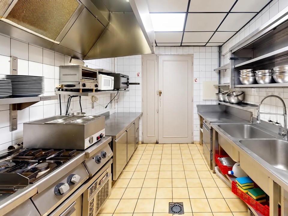 À céder au Havre (76600), fonds de commerce de restaurant d'environ 90 m², récemment rénové et ne nécessitant aucun investissement en travaux. Salle d'environ 40 couverts, avec une capacité adaptable selon l'aménagement souhaité, et espace bar convivial. Cuisine professionnelle entièrement équipée (planchas, bain-marie, gazinière, système d'extraction), cave avec chambre froide.

Emplacement : cœur du centre-ville, à proximité immédiate des Halles Centrales, secteur dynamique à fort passage. Tramway et bus, stationnement facile.

Conditions : prix du fonds 199 000 € honoraires inclus (184 000 € hors honoraires). Loyer 30 000 € HT HC par an, charges 7 080 € par an. Bail commercial 3/6/9 ans en cours jusqu'au 26/12/2026.

Annonce proposée par Pôle Implantation Commerce (réf. Ref076332).