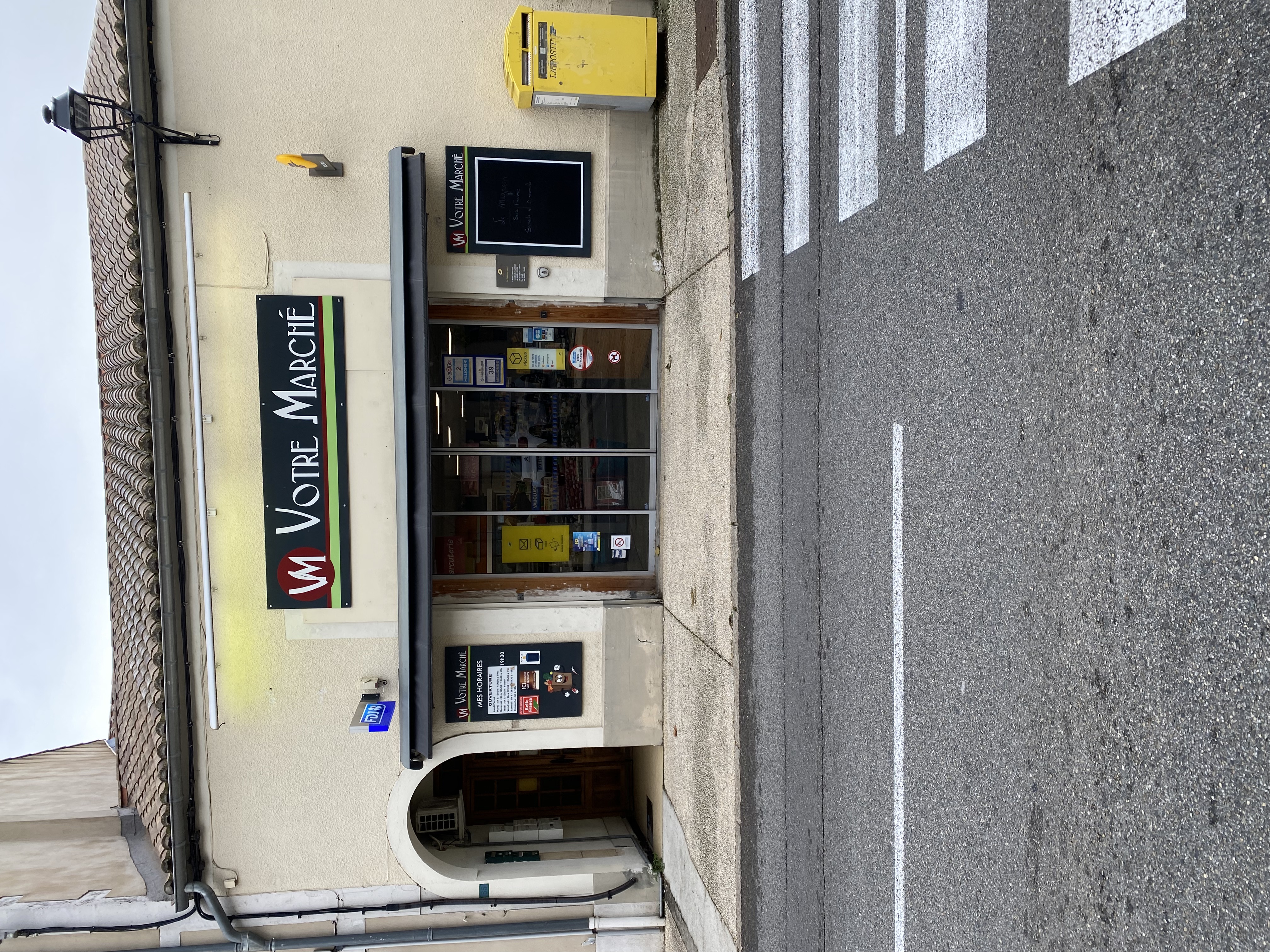 Vendons 2 épiceries ,de village non franchisées distantes de 8km dans le nord Vaucluse (Enclave des Papes )que mon épouse et moi tenons depuis plus de  12 ans puisque l'heure de la retraite a sonnée. Commerces multi services (FDJ,Traiteur , Poste, relais colis ) avec une clientèle régulière