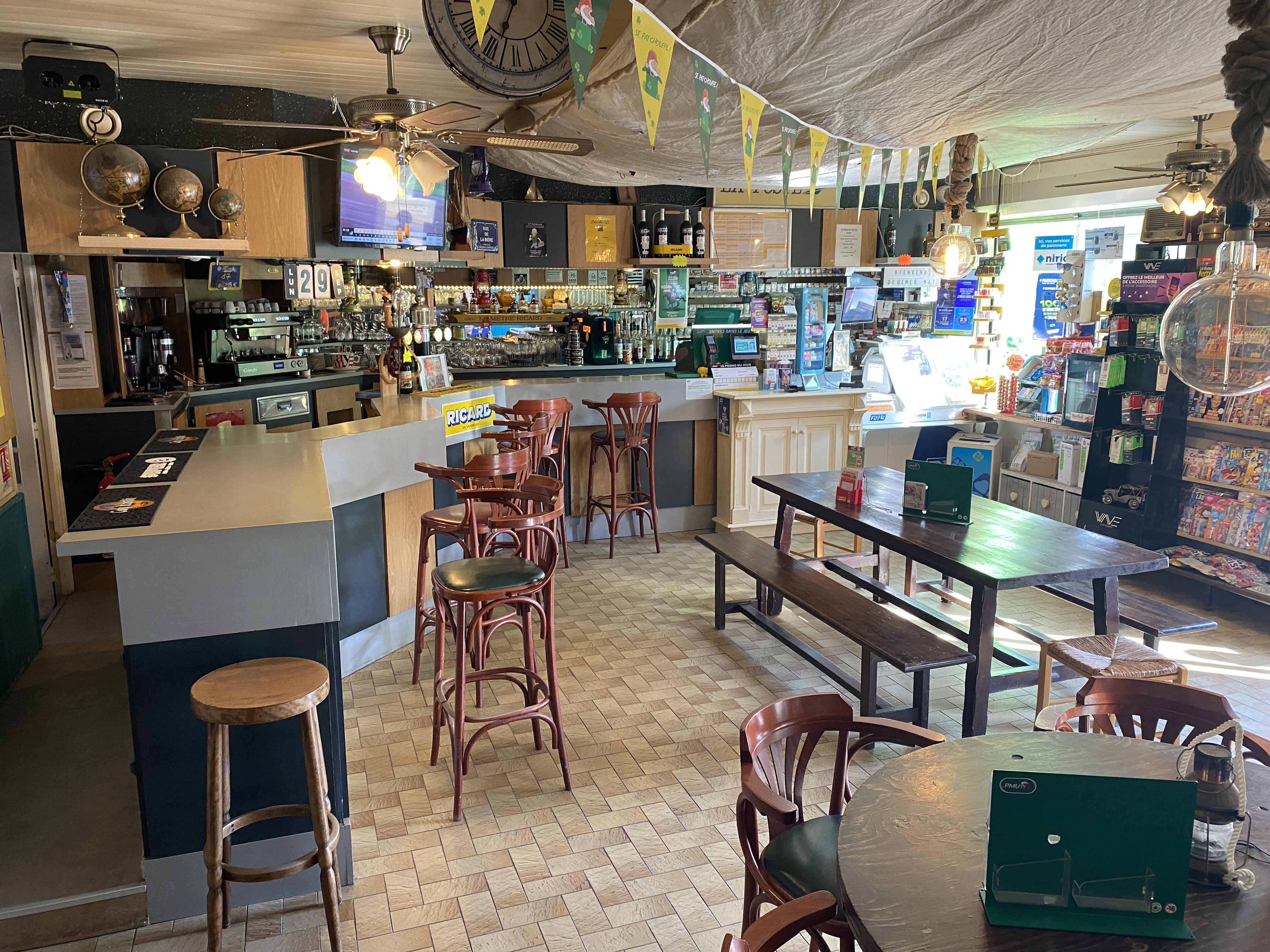 A la vente un fonds de commerce  BAR - TABAC - PRESSE - PMU - RELAIS POSTE - FDJ  idéalement situé dans une commune dynamique des cotes d'armor.
Ce bar tabac est situé sur un axe très passant et dispose d'une  grande capacité d'accueil en intérieur , ainsi que d'une grande terrasse bien exposée .
L'établissement attire une clientèle tout au long de l'année .
IL bénéficie  également  d'un grand logement.
Un grand parking est situé a proximité du commerce .