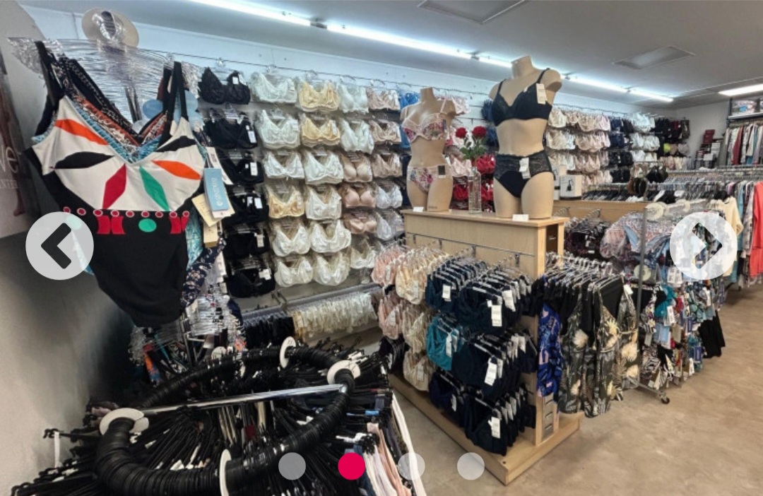 Magasin de prêt-à-porter féminin situé à Migennes au cœur du département de l'Yonne, à mi-chemin entre Sens et Auxerre, ville de 7000 habitants avec une zone de chalandise qui compte plus de 50000 habitants et un centre ville où se trouve différents commerces.

J'ai créé ma boutique en septembre 2007. J'ai commencé par un rayon de lingerie : marques Simone Pérêle, Felina, Louisa Brocq, Avet (soutiens-gorges bonnets profonds du B au I). Lingerie de nuit : Massana, Hajo et Egatex. Maillot de bain : Sunflair, chaussettes Labonal, Bleu Forêt Français.

En 2011, j'ai agrandi la boutique avec une collection de prêt-à-porter féminin, marque française (Telmail, Griffon) et européenne (Massana, Lebek, Stark, Tinta, Micha) de la taille 38 au 54 et j'ai embauché une vendeuse.

Nous vendons des produits de qualités. Nos fournisseurs travaillent avec des stylistes pour créer de belles collections en coton, tencel, modal, viscose...

Les prix de vente des articles vont de 10€ pour un slip coton, pull 60€, pantalon 90€, soutien-gorge environ 80€, manteau 200€.

Notre clientèle est féminine, Madame tout-Le-monde, chaleureuse, fidèle et qui peut venir de loin surtout pour la vente des soutiens-gorges (notre spécialité et de toute taille).

Notre clientèle attend de la commerçante des conseils et un investissement de sa part.

Je recherche une repreneuse pour cause de retraite.

Les murs de la boutique de 114 m² m'appartiennent.

Je louerai la boutique 1200€ par mois, et avec négociation pour le stock et le matériel de lingerie et prêt-à-porter.

Les horaires d'ouverture sont du mardi au samedi de 09h00 à 12h00 et de 14h30 à 19h00.

Profil repreneur : personne qui a envie de continuer l'aventure de 20 ans avec les fournisseurs et les clientes. Je suis prête à l'accompagner.
