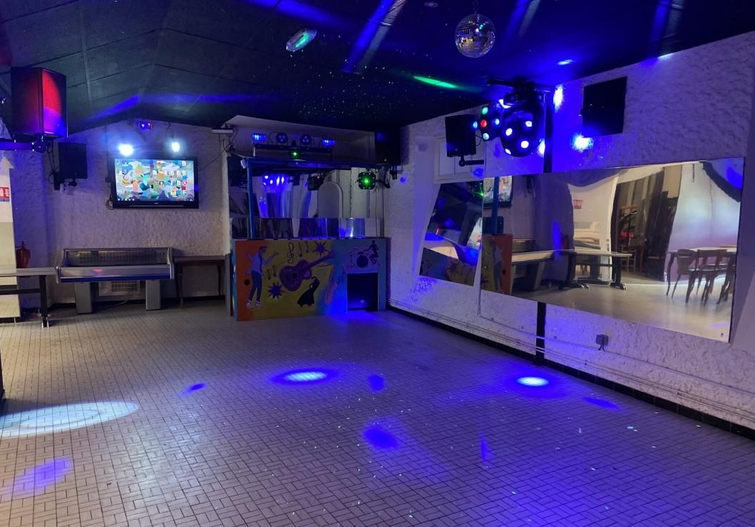 A vendre fond de commerce et murs situé sur la route du lac du der, cet etablissement se compose de plusieurs activités professionnelles a fort potentiel.
ideal pour un couple d'exploitants, une reprise familiale ou un investisseur .
-au rdc- partie commerciale : un bar avec places assises , un espace snack /kebab tout equipé , et un espace pizzeria (four a bois) et frigo .
une salle de restaurant ainsi qu'une terrasse estivale.
une cuisine professionnelle avec chambre froide.
une salle de reception et dansante pour 130 personnes avec bar , wc ,cabine dj.
une petite salle attenante a l'hotel pouvant recevoir 40 personnes ou la transformer en local depot vente ( vente fruits et legumes...etc )
-un appartement de 4 pieces ( salle de bain , chambre , salon, bureau )
-partie hotel : le 1er etage se compose de 9 chambres ainsi qu'une piece lingerie