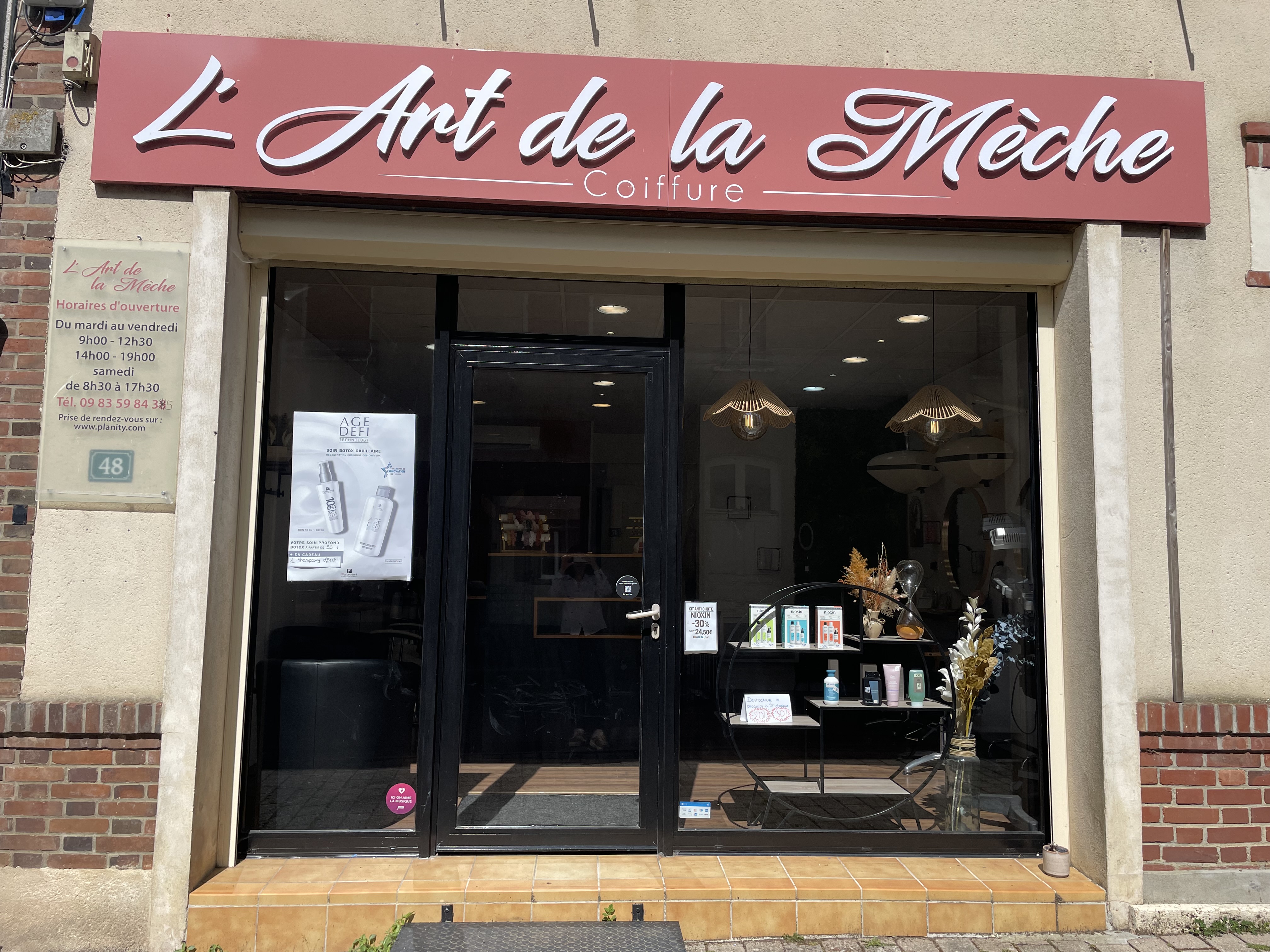 Jolie Salon de coiffure de campagne, idéal premier installation! 

📍 Soligny-la-Trappe (61380)

À vendre fonds de commerce d’un salon de coiffure idéalement situé au cœur de Soligny-la-Trappe, bénéficiant d’une clientèle fidèle et régulière.

✨ Caractéristiques du salon :

* Surface d’environ 40 m²
* 2 postes de coiffage femmes
* 1 poste homme avec fauteuil barbier
* 2 bacs à shampoing
* Salon entièrement équipé, prêt à travailler immédiatement
* Aucun investissement supplémentaire à prévoir
* Accès PMR amovible. 
* Chauffage pompe à chaleur réversible, ainsi que des chauffages électriques. 
* Parking juste à côté du salon.

📊 Données financières :

*  Très bon chiffre d’affaires
* Stock inclus 
* Prix de vente du fonds de commerce : 23 000 €

Salon clé en main, idéal pour une première installation ou pour développer une activité existante dans un cadre agréable et dynamique.

📞 Pour plus d’informations ou organiser une visite, merci de me contacter en message privé.