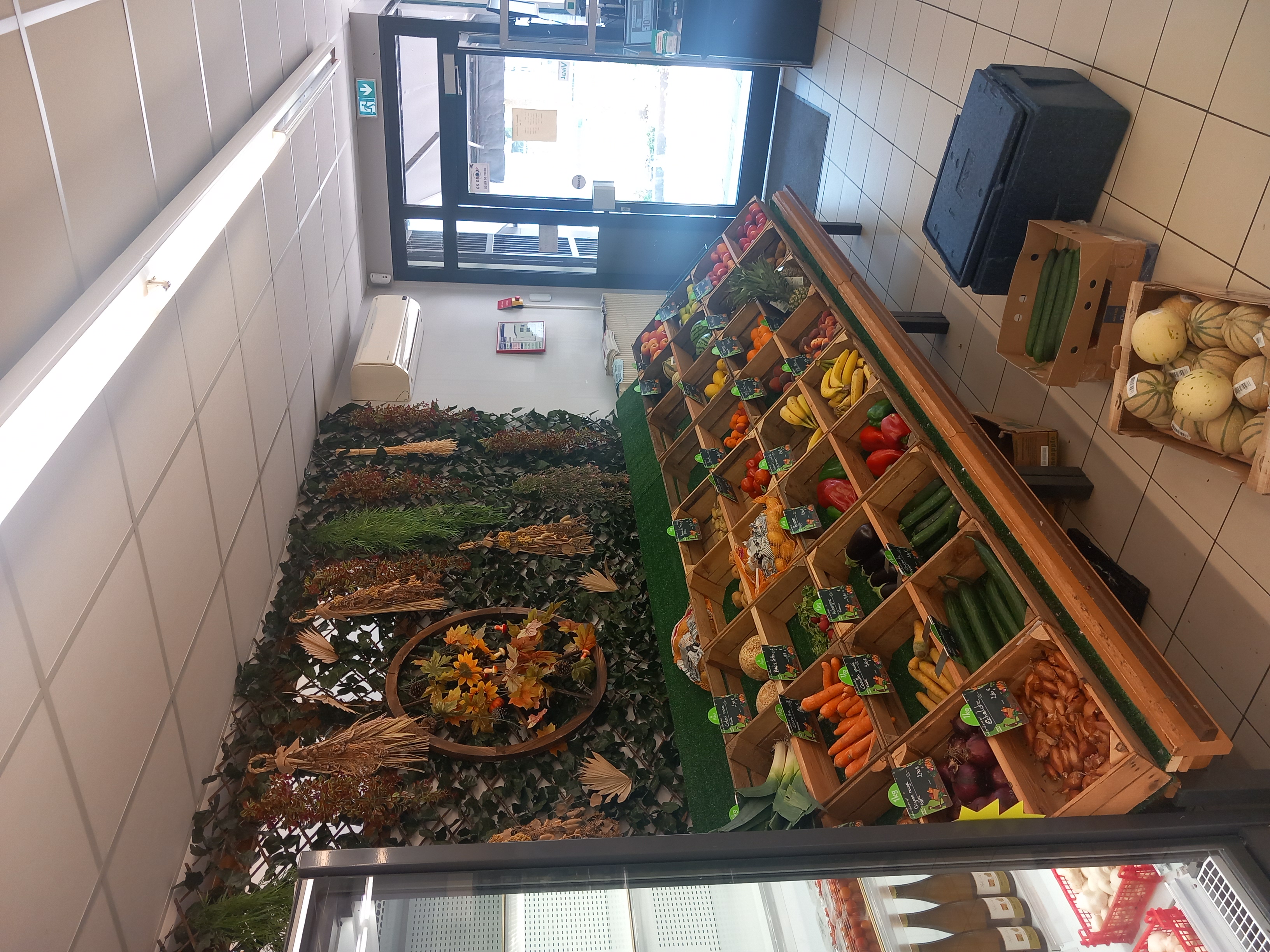 Reprenez un beau magasin, bien établi dans une commune de plus de 2500 habitants au cœur de l’Alsace.
Avec une clientèle fidèle, homogène et un accès facilité avec des places de parking devant le magasin, ce commerce est idéal pour un entrepreneur passionné souhaitant développer son affaire.
Caractéristiques :
-Superficie de 130 m², avec un espace de stockage de 40 m2 et un espace bureau
-Aménagement intérieur accueillant et fonctionnel avec la climatisation, frigos portes fermés et chambres froides.
Les plus de ce commerce :
-Places de parking,
-Présence de commerces complémentaires (hôtel, restaurant, pharmacie…)
-Murs appartenant à la mairie
-beau rayon traiteur, fromages, charcuterie à la coupe,
Les services en place :
Gaz. Dépôt de pains
Les opportunités offertes par le magasin :
Possibilité d’élargir l’offre avec des services complémentaires tel que la livraison à domicile, les relais colis, lockers, etc…et d’améliorer l’amplitude horaire.

Le/a repreneur/se bénéficiera d’un apport minimum de 30 000 euros pour le fonds de roulement du magasin ET pour accéder au financement de l’acquisition du fonds de commerce.
Reprise du magasin viable pour une personne.
Le CA brut TTC en sortie de caisse sur une période de 12 mois est de 223476 euros  (juin à mai 2026)
L’enseigne vous accompagnera dans toutes les étapes de reprise du magasin . 
Saisissez cette chance de devenir le propriétaire d’une épicerie dynamique au cœur de l’Alsace  !