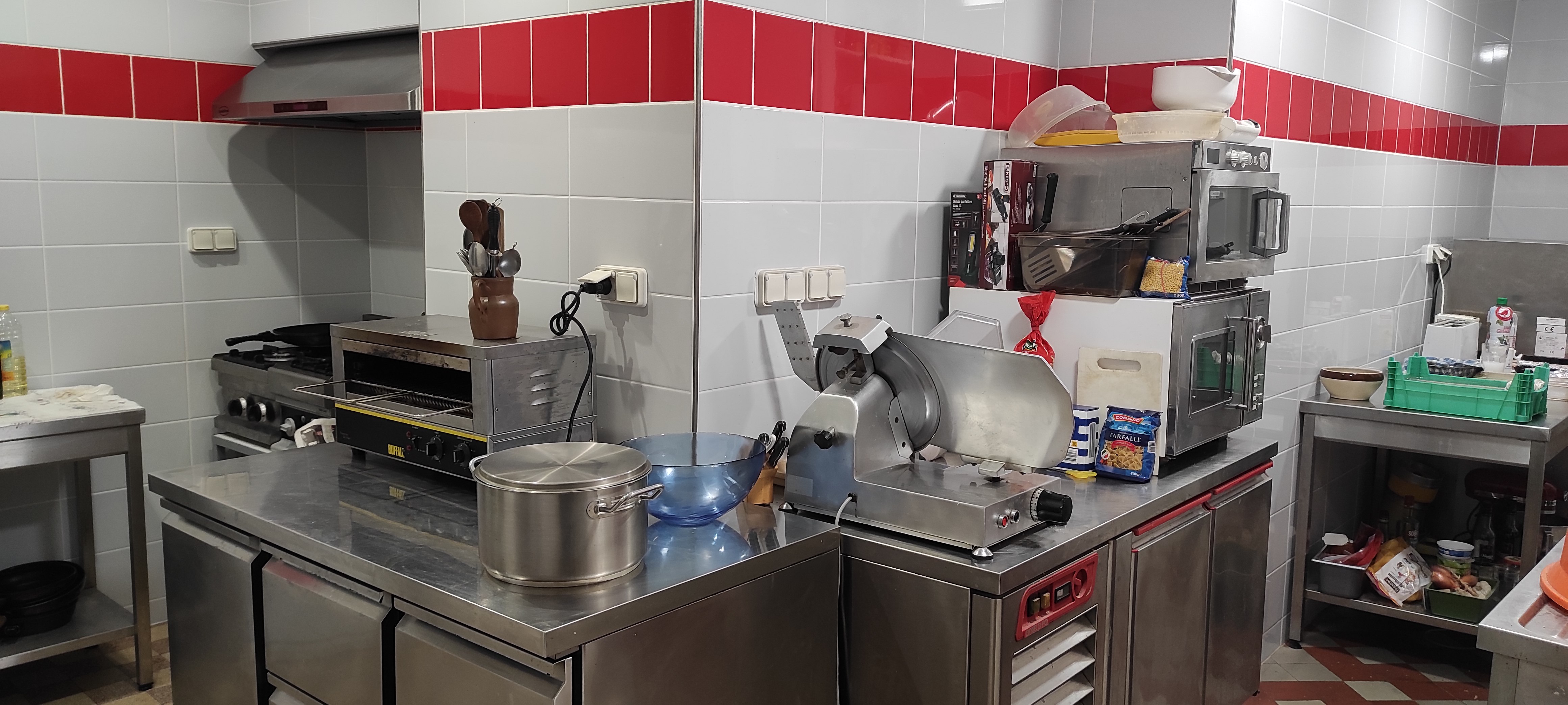 Au cœur de la capitale morvandelle, dans le Parc Naturel Régional du Morvan entre Paris et Lyon, découvrez cette affaire commerciale polyvalente alliant activité en place et potentiel locatif. 
Idéalement située sur l'axe Dijon-Bourges, à proximité des lacs et des pôles touristiques, cette adresse bénéficie d'un flux régulier de visiteurs et d'une visibilité adaptée à une exploitation saisonnière ou annuelle.
Le commerce se compose d'un bar (licence IV)-snack-glacier avec FDJ et PMU. La salle principale accueille confortablement 50 couverts dans une ambiance conviviale, complétée par une terrasse partiellement couverte de 50 places, qui prolonge l'espace et invite à la détente en extérieur.
 Luminosité et ouverture sur la rue favorisent un contact direct avec la clientèle. La cuisine, entièrement refaite en 2020, est fonctionnelle et adaptée à une activité snack/glacier, et les sanitaires du bar ont également été rénovés la même année, garantissant des prestations aux normes et un confort pour les clients.
Accueil de la clientèle locale, régionale, touristique. L’établissement bénéficie d’une bonne réputation locale. Accueil de randonneurs, club auto et moto 
Base moyenne de 50 clients/jour en hiver et 250 clients/jour en pleine saison.
Deux appartements, conçus pour loger les gérants, complètent le bien : un logement de 55 m² et un autre de 45 m², doté d'un balcon. Ces appartements à rénover offrent la possibilité d'un hébergement sur place, simplifiant la gestion quotidienne et la disponibilité du personnel sans nécessité d'embauche. Leur agencement permet de repenser les espaces selon vos besoins et d'optimiser le confort de vie.
En complément, il est possible d'acquérir un immeuble de rapport composé de trois logements (studio de 30 m², T2 de 40 m², T1 de 30 m²) offrant un rendement d'environ 10 %. Cette configuration ouvre des perspectives d'investissement complémentaires et de diversification des revenus.  
Ce bien représente une opportunité pour un couple motivé souhaitant reprendre une affaire existante dans un cadre touristique privilégié, avec des espaces d'habitation à aménager.