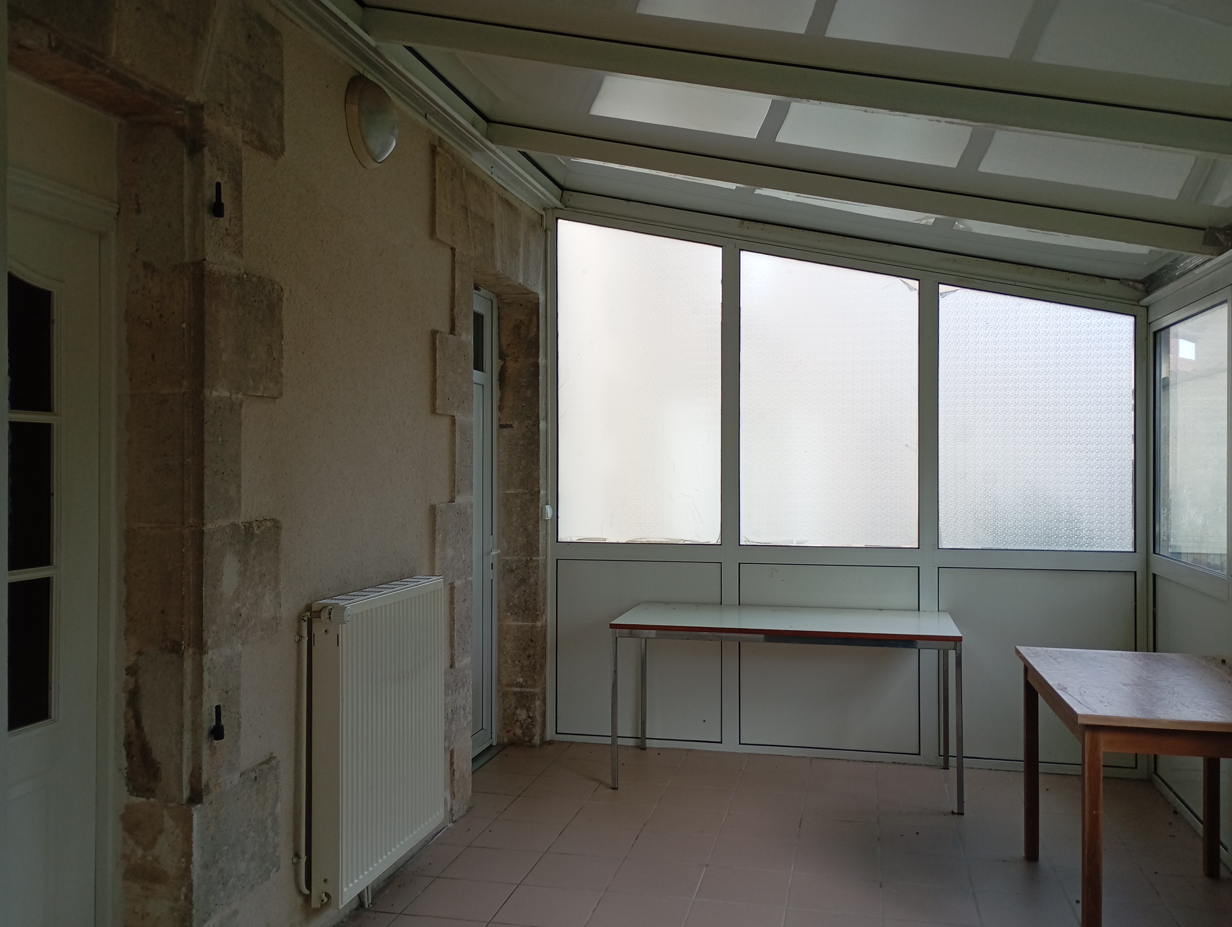 A louer Multiple Rural (bar épicerie restaurant) avec licence IV à Hiesse commune rurale située à 8kms de Confolens, à 70kms d'Angoulême,  à 70kms de Limoges, à 70kms de Poitiers. Le bâtiment se compose au rez de chaussée de la partie bar épicerie cuisine salle de restauration pouvant accueillir une quarantaine de convives. A l'étage un appartement de type T4 comportant une salle à manger, 3 chambres, une salle de bain. Un grand terrain attenant mis à disposition. Loyer de l'ensemble : 350.00 € mensuels. Location de la licence IV :  50.00€ mensuels
Si vous êtes dynamiques, avec des connaissances en cuisine, le goût des échanges, notre multiple n'attend que vous pour lui redonner vie. N'hésitez pas prendre contact avec la mairie nous serons ravis d'échanger avec vous.