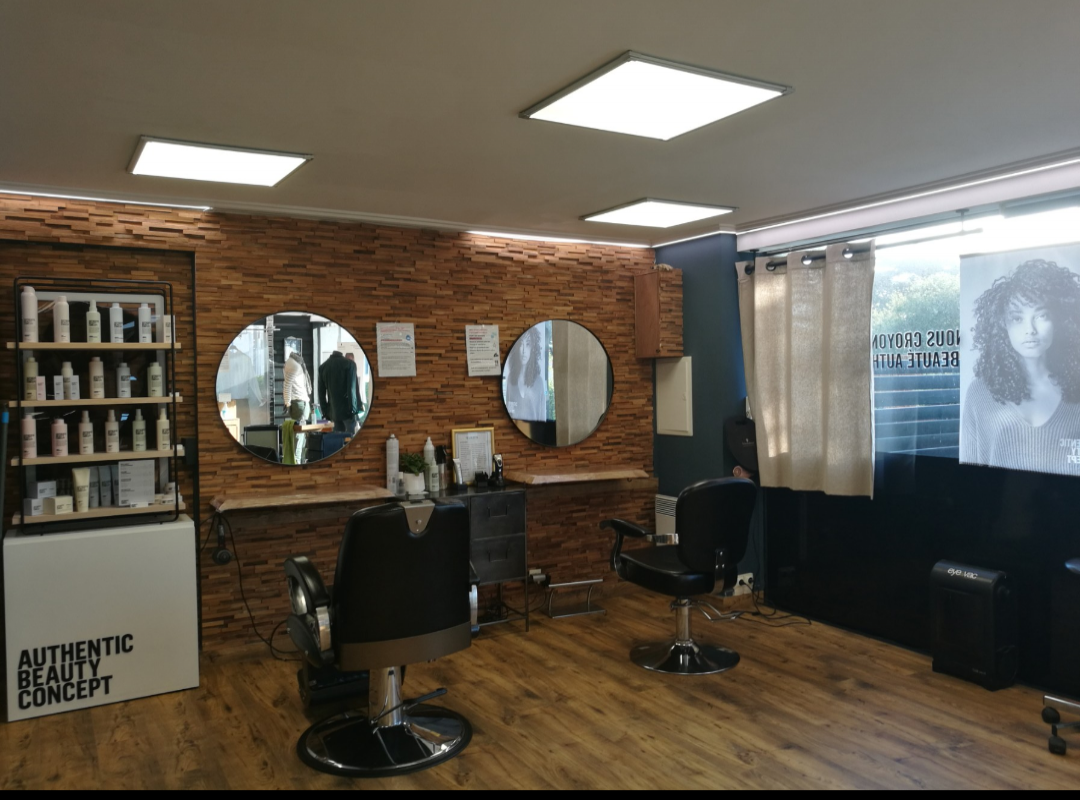 Concept alliant coiffure et prêt à porter !
Bel établissement de 50 mètres carrés avec parking privatif et avec une très belle clientèle.
Station balnéaire où il fait bon vivre toute l'année. 
Aucun travaux à prévoir
Matériel neuf. 
Urgent !