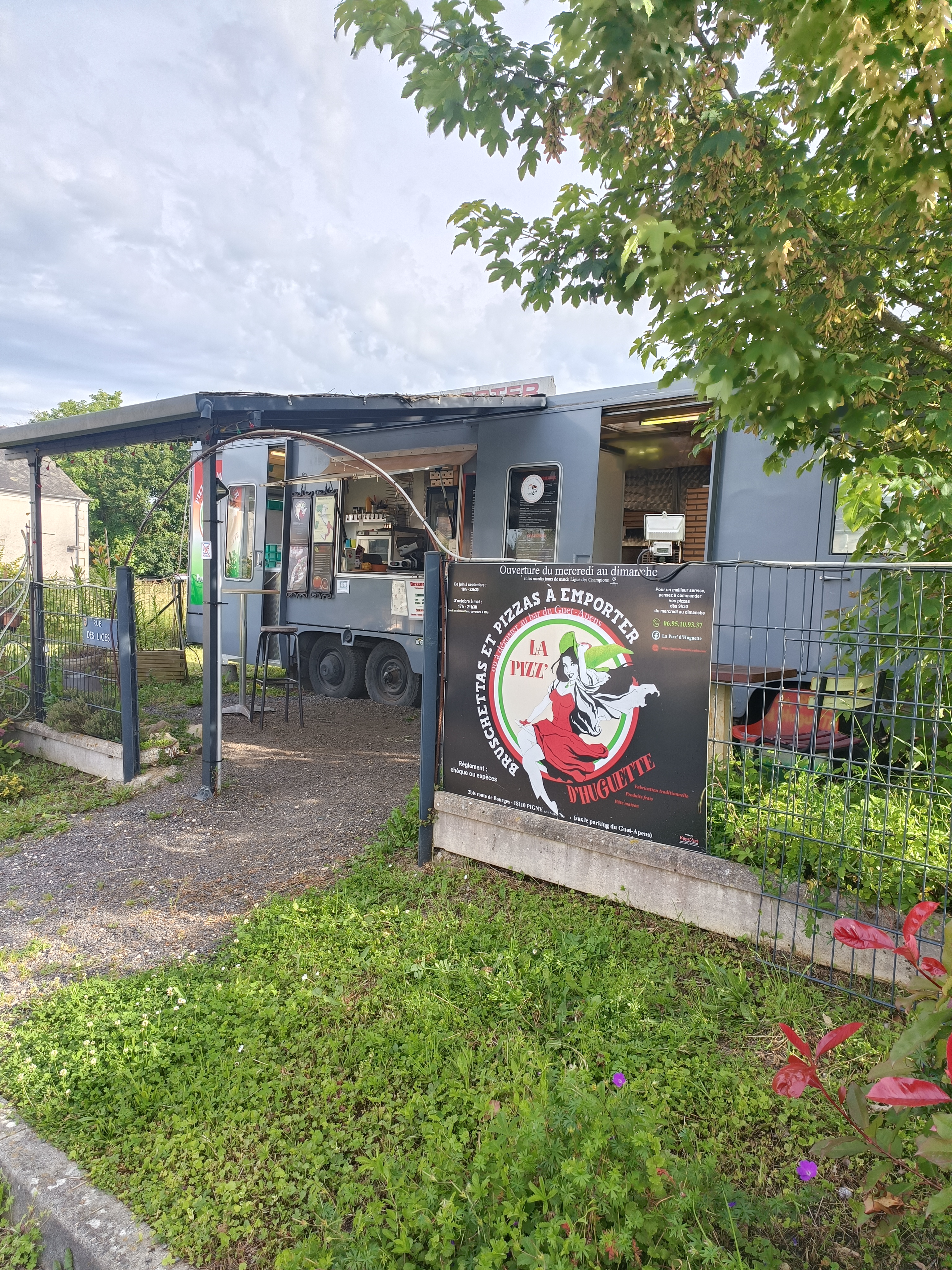 Cause santé cherchons personne pour reprendre notre camion FoodTruck situé sur la route des vins ( menetou-salon/ Sancerre..)
Idéalement placé en face du bar restaurant " le Guet-Apens"  de notoriété locale lui aussi.
En activité depuis plus de dix ans maintenant nous vous offrons une véritable clientèle fidèle pour continuer l'aventure.
Ouvert du mercredi au dimanche le soir uniquement ce lieu peut bien évidemment proposer plus d'heures et de jour d'ouverture.
Énormément de matériels vendus avec le camion. 
Restons avec les nouveaux repreneurs si besoin pour formation au métier de pizzaiolo.
Véhicule non roulant/ carte grise à mon nom.
FoodTruck situé sur un terrain privé et branché sur un compteur privé EDF