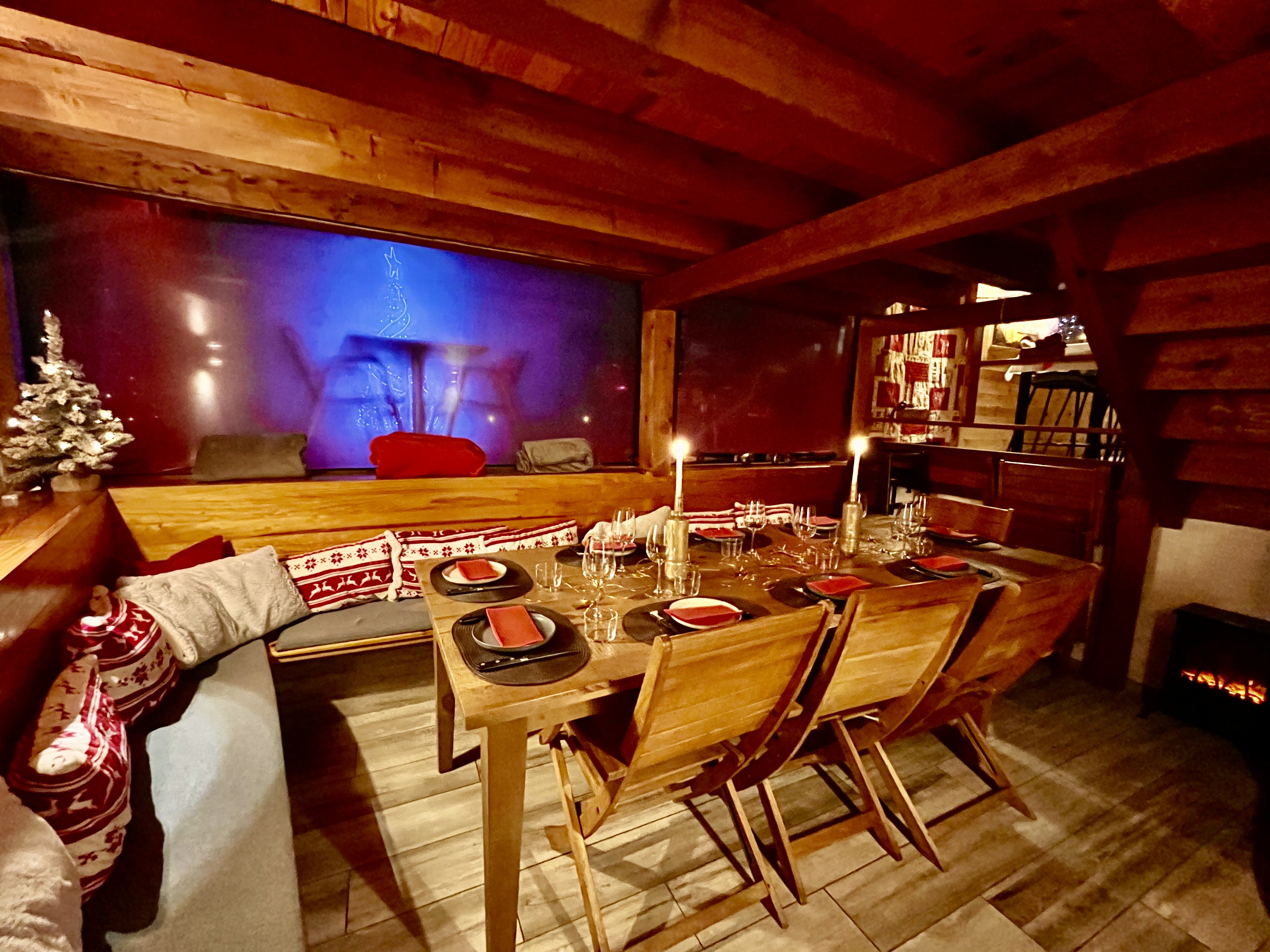 Jolie restaurant de montagne dans une station balnéaire et de sports d’hiver réputée .
Restaurant refait à neuf dans une rue piétonne passante entre les allées principales et le parc du casino 
Belle terrasse , logement de fonction à l’étage .
Bail tout commerce .
Possibilité d’extension ou de faire une  boutique ou d’agrandissement .