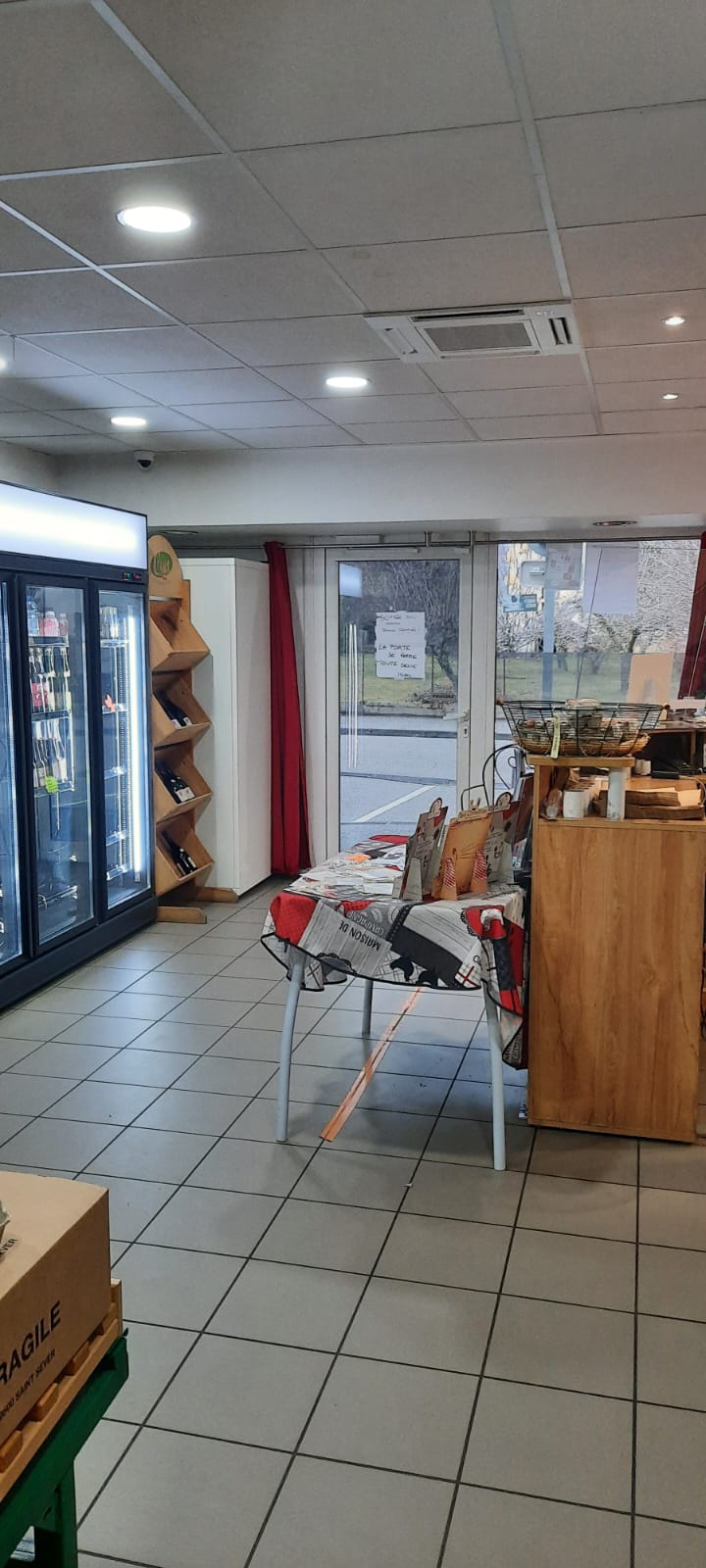 Pour cause de retraite,  vends fonds de commerce boucherie charcuterie produits régionaux.  Le commerce est situé en Savoie, dans une petite ville au pieds des grands cols mythiques du cyclisme et des stations de sports d'hiver. Au cœur d'un petit centre commercial,  le quartier est en plein développement avec la construction d'une nouvelle gare Tgv , de logements...
La surface de vente est de 80 m2, le laboratoire de 70m2, plus une réserve. Le matériel est assez récent et les locaux sont régulièrement entretenus et rafraîchis.  Le CA 2023 est de 755k€, la fermeture hebdomadaire est le dimanche +lundi avec 7 semaines de fermeture pour les congés.