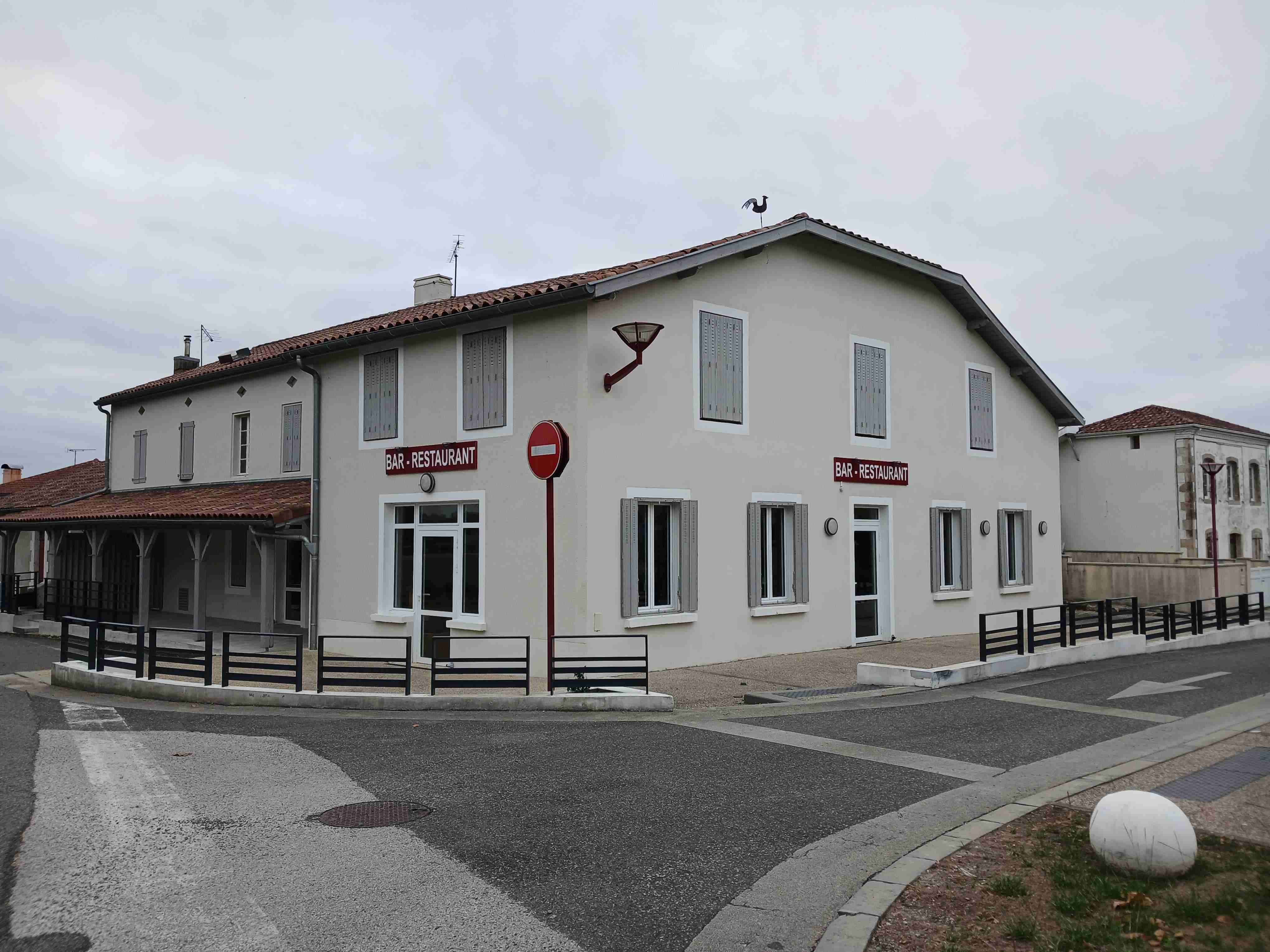 Commune rurale en plein cœur de la Chalosse, au sud du Département des Landes, à 20 km de Dax, 45 km de Mont de Marsan et 20 km d'Orthez. Commune attractive avec un tissu associatif actif, Castelnau-Chalosse est également située dans une région gastronomique avec plusieurs producteurs locaux de produits nobles et autres commerces. Les Landes un département touristique en toute saison, Dax ville thermale, ainsi que les sites touristiques communaux et voisins favorisent des visites régulières sur notre village. Notre commune jouit d'une réputation conviviale et attractive reconnue.

L'établissement appartenant à la Mairie a été entièrement rénové et dispose de plusieurs parkings. Sa surface de 250m² (hors extérieur de 40m²) permet d'accueillir une centaine de couverts. Les castelnausiens et ses associations souhaitent retrouver cet établissement qui a fait sa réputation. Le loyer est de 800€ (750 + 50€ pour une éventuelle licence IV). Les mobiliers et équipements de cuisine sont à financer (28 tables et  chaises d'occasion sont à disposition). Deux terrasses dont une couverte permettent d'installer 40 couverts supplémentaires.
(dossier de candidature à retirer en mairie. Les visites sont possibles  sur rendez-vous à compter de ce jour)