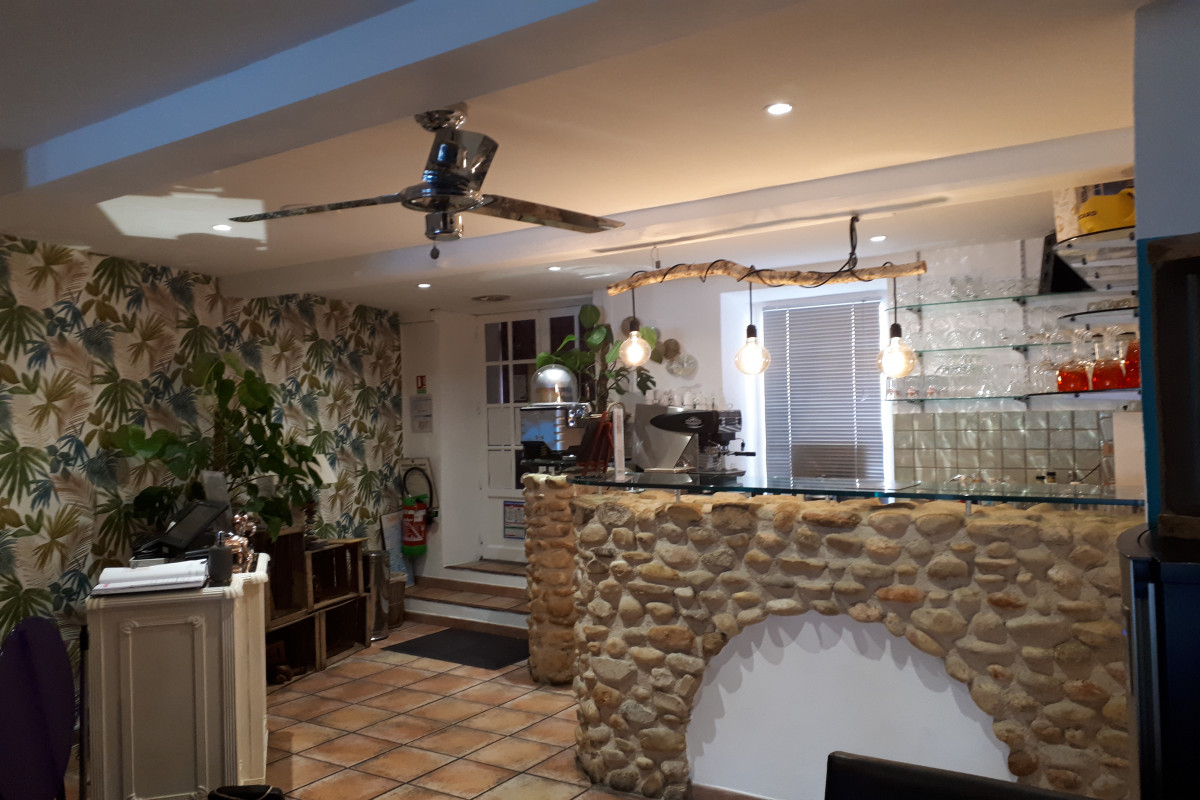 Restaurant au coeur d'un très beau village provençal avec vue imprenable sur le lac de Sainte Croix du Verdon, d'une capacité de 40 couverts. Cuisine bien équipée