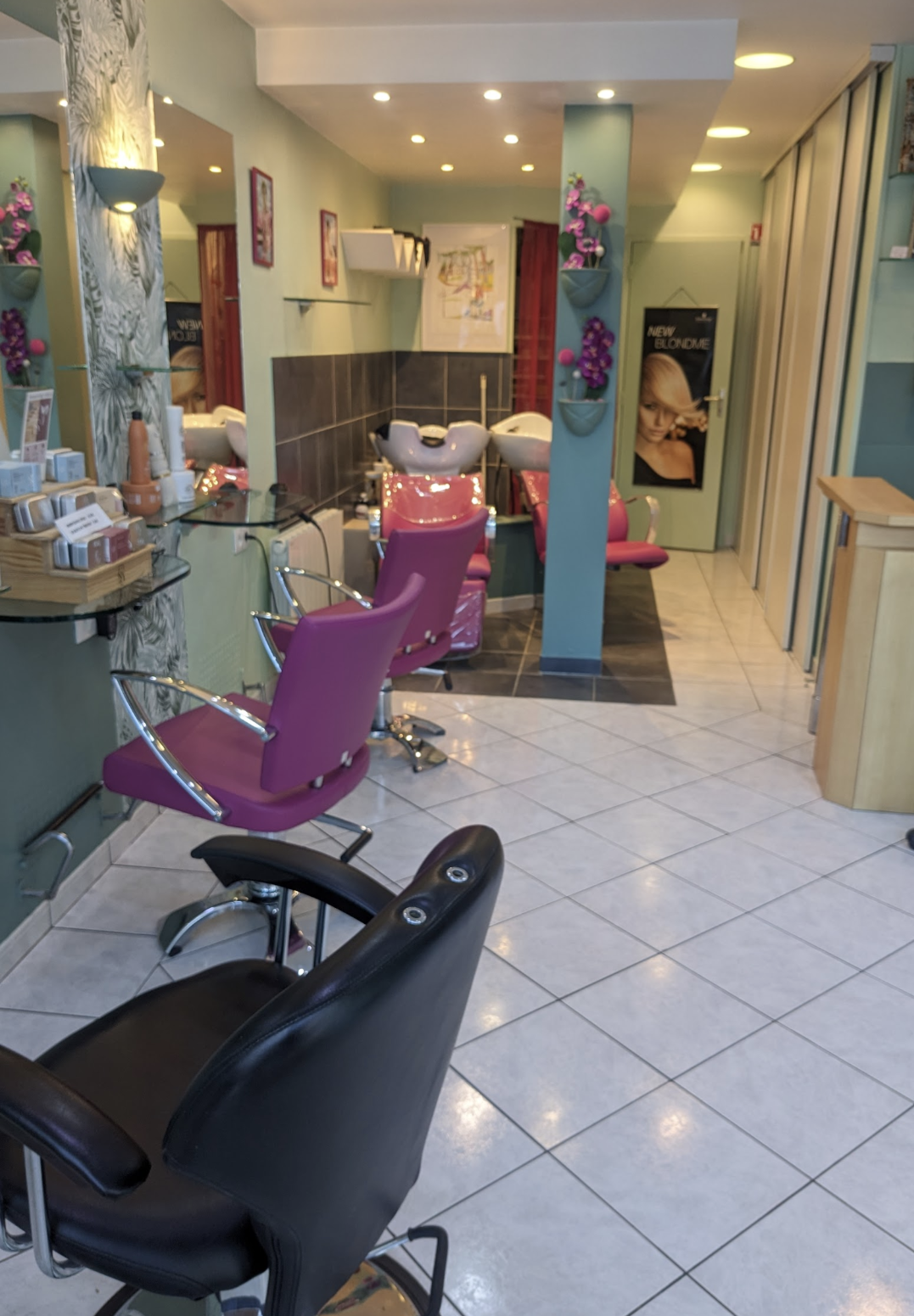 Salon de coiffure à saisir à Lisieux - Fonds de commerce & murs
Départ à la retraite – Ne ratez pas cette opportunité !
Envie de reprendre un salon clé en main ? Ce bien situé dans un quartier de Lisieux n'attend plus que vous ! Avec son emplacement stratégique au milieu de commerces dynamiques (Bar-Tabac, Pizzeria, Boulangerie, Vétérinaire, etc.) et son accès facile avec parking gratuit, il attire une clientèle fidèle et régulière.
Caractéristiques :
30 m² de surface optimisée, plus un grenier de 8 m² pour le stockage.
Salon refait à neuf en 2012, impeccablement entretenu.
Équipement en excellent état : 4 postes de travail, 2 bacs de coiffage, espace caisse, laboratoire, et réserve.
Etat des lieux :
Salon prospère depuis 2006, avec une clientèle locale fidèle, idéale pour continuer à développer l'activité ou se lancer sereinement dans le secteur de la coiffure.
Prix attractif (vente de Gré à Gré) :
Fonds de commerce : 28 000 €
Murs : 40  000 €
Cette affaire clé en main est prête à être reprise sans souci ni investissement supplémentaire. Ne laissez pas passer votre chance de devenir propriétaire d'un salon en plein essor à Lisieux ! Contactez-nous vite pour plus d'infos ou pour organiser une visite !