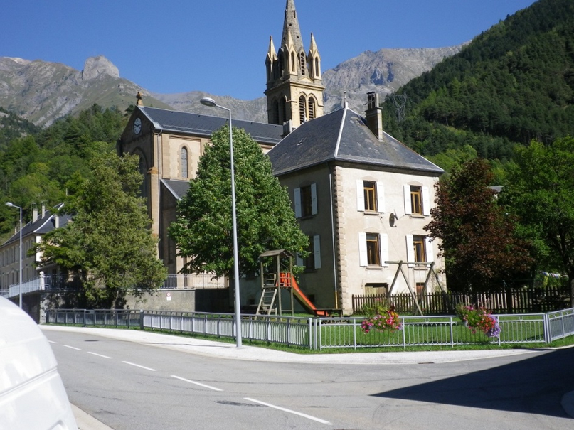 LOCATION D'UN LOCAL A USAGE COMMERCIAL

La commune de Chantepérier est située dans un territoire rural de montagne du Sud-Isère (38) au cœur du Parc national des Ecrins, 
à égale distance de Grenoble, Briançon et Gap, à environ 40 kms 
proche des stations de l’Alpe d’Huez et des 2 Alpes et à 10 kms de la station familiale de sports d’hiver du Col d’Ornon.
Le bassin de vie est à  La Mure, 22 km
Ecole primaire et maternelle à 5 km avec ramassage scolaire.

Chantepérier résulte de la fusion de deux communes : Le Périer et Chantelouve 
Traversée par la route départementale 526, très fréquentée par les cyclistes et les motards vers les nombreux cols des Alpes en direction du sud via le Col d’Ornon.
Commune rurale de 200 habitants avec de nombreuses résidences secondaires, elle offre plusieurs atouts touristiques :
    • un maillage de sentiers de randonnées dense avec le point de départ pour plusieurs sommets,
  * randonnées VTT (site labellisé VTT-FFC), ânes et chevaux,
  * écoles d’escalade (un site au Périer, un  à Chantelouve),
  * baignade, pêche (plan d’eau de Valbonnais à 10 kms),
  * ski alpin, nordique, ski de randonnée, raquettes  en période hivernale    

DESIGNATION DU BIEN LOUE
Le bar-restaurant est situé au cœur du bourg principal de Le Périer dans le bâtiment de l’ancienne école en bordure de la route départementale 526 avec parking à proximité immédiate. Il constitue le dernier commerce du village du Périer, actuellement lieu d’animation privilégié de la population locale et relais d’information touristique, 
Souhait de la municipalité : développer des activités complémentaires telles que dépôt de pain, de journaux, alimentation de première nécessité etc … 

LE BAIL PORTE SUR :
    • Un local à usage commercial « Le Village »
    • Une licence IV
    • Du matériel utile à l’activité commerciale (cuisine équipée)
    • Une cour intérieure
    • Un appartement de type F4 d’environ 88 m2 situé au-dessus du commerce
(chauffage électrique et possibilité d’installer un poêle à bois) avec jardin

NATURE DU BAIL
Contrat de location-gérance

CONDITIONS FINANCIERES
Loyer du logement 420 € mensuels
Loyer du local commercial 220 € mensuels
SOIT un montant total de 640 € net, la commune n’étant pas assujettie à la TVA
d
DUREE DU BAIL
Le bail est consenti pour une durée de DEUX ANS renouvelable

DEPOT DE GARANTIE
Deux mois de location à verser à la signature du contrat
Cautionnement bancaire ou personnel de 20 000 €

PIECES A JOINDRE A L’APPUI DE LA CANDIDATURE
A l’appui de sa candidature, le candidat devra fournir les éléments suivants :
−    Curriculum vitae du (ou des) candidat(s)
−    Présentation du projet de reprise, précisant les motivations du candidat

Dossier de candidature à retirer en Mairie ou sur simple demande via mail
et/ou appel téléphonique