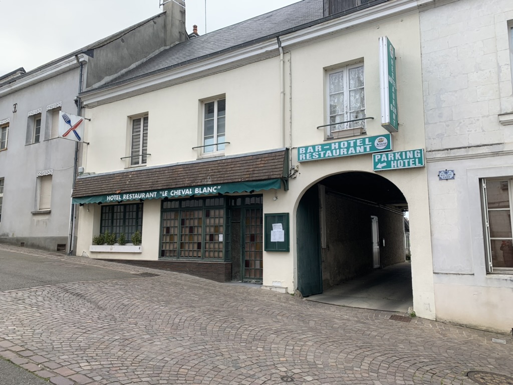 A VENDRE OU A LOUER Hôtel-restaurant en plein coeur d'une commune de 2000 habitants ; vide depuis bientôt 4 ans (environ 330 m2)
Travaux a prévoir
12 CHAMBRE ET 2 grandes salles de restaurant + 1 bar (licence à racheter)
Conviendrait en restauration traditionnelle ou semi gastro le we et une option ouvrier la semaine
Réel potentiel et vrai demande.... 
Prix 233 000€ ou 1390€ à louer