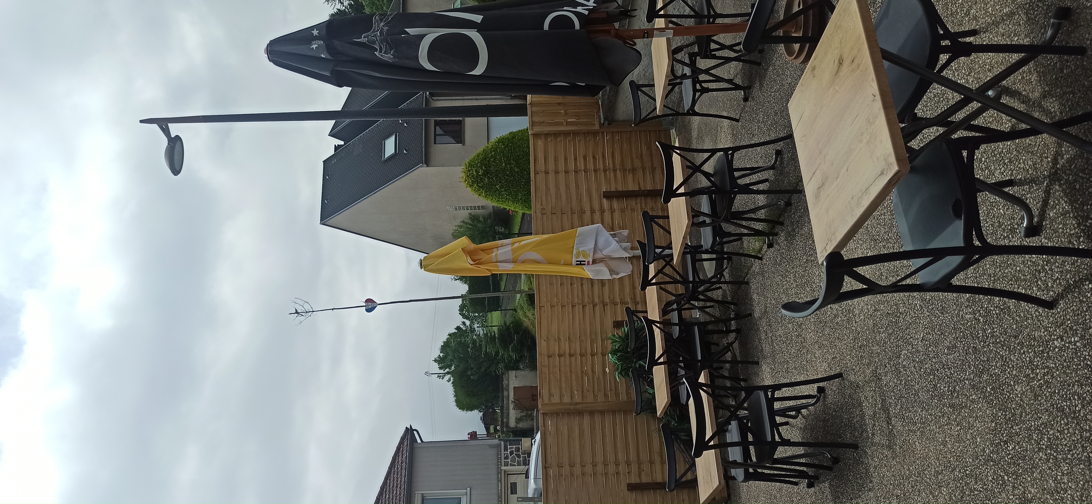 Le commerce est situé sur la commune de Saint-Julien-Puy Lavèze, au lieu-dit La Gare de Laqueuille, sur le département du Puy-de-Dôme.

Le multiple rural, a été aménagé en 2004 par la collectivité. Les murs sont aujourd’hui propriété de la mairie de Saint Julien Puy Lavèze, qui effectue régulièrement des travaux d’entretien du bâtiment.

Le multiple rural « Au bon Gaulois » cherche aujourd’hui un repreneur. Les exploitants actuels sont les troisièmes depuis les 20 ans d’existence de ce bar restaurant, connu de tous localement. La vente du fonds de commerce a pour cause des raisons familiales.

Ce multiple rural composé d'un commerce et d'un grand logement est idéalement situé puisqu'à proximité immédiate de l'échangeur de l'A89 (sortie 25: Mont-Dore/Bourboule). Le multiple est donc situé sur un axe touristique, très emprunté pour se rendre dans le massif du Sancy. Véritable clientèle existante.

L'offre est constituée :

>>> D’un commerce en RDC.

Le commerce se compose d'une grande salle de bar/restaurant. Capacité : 30/35 couverts. Licence IV comprise dans le fonds de commerce. Possibilité d'aménager un coin presse, épicerie, produits régionaux etc. De la salle de restaurant, accès à un WC/douche aux normes d'accessibilité.
La salle de restaurant est complétée par une véranda accueillant quelques tables supplémentaires.
Derrière la salle de restaurant, cuisine aux normes avec tout le matériel nécessaire (bon état général). Présence également d'une réserve accessible par une entrée séparée.

Sur le côté du bâtiment, une terrasse, très appréciée de la clientèle en saison estivale, a été aménagée récemment permettant d’accueillir une vingtaine de couverts supplémentaires.

>> D’un logement de type F5 en R+1 et R+2

Le logement est accessible par une entrée/hall dissociée de celle du commerce. Au premier étage, deux chambres, un bureau, une salle de bain, une cuisine et un grand séjour.
Au deuxième étage se trouvent 4 chambres, une salle de bain (douche + toilettes) et des rangements.

Le chauffage du bâtiment est assuré par un réseau de chaleur avec le bâtiment de la crèche intercommunale voisin (via une chaudière à granulés).

Les loyers demandés sont les suivants :
- commerce : 940 € TTC (charges de chauffage comprises)
- logement : 570 € (charges de chauffage comprises)

Le fonds de commerce est vendu à 40 000 €

LE TERRITOIRE
La commune de Saint Julien Puy Lavèze, située dans le Puy-de-Dôme, a la particularité d'être tournée à la fois vers les régions naturelles des Combrailles et du Sancy.
La commune s’étend sur 29,1 km² et compte 362 habitants depuis le dernier recensement de la population. Avec une densité de 12,7 habitants par km², Saint-Julien-Puy-Lavèze enregistre un maintien de sa population depuis une décennie. La sortie 25 “Saint-Julien-Sancy” de L’autoroute A89 reliant Bordeaux à Lyon; permet aux nombreux visiteurs de  venir découvrir les magnifiques paysages de ce territoire.
Entre 794 et 978 mètres d’altitude, la commune est située sur deux bassins versants. Les ruisseaux alimentent côté ouest la Dordogne et coté est la Sioule.
La commune est en bordure du parc naturel régional des Volcans d’Auvergne et à proximité de sites touristiques majeurs : la chaine des Puys faille de Limagne classée au patrimoine de l’Unesco, le massif du Sancy et ses stations de ski, la basilique d’Orcival, etc.
Le village de La Gare de Laqueuille, où se situe le multiple rural, dispose de plusieurs commerces et activités artisanales. Il est par ailleurs situé à 8 km du village de Saint Sauves qui dispose d'un tissu artisanal et commercial bien développé, et notamment de tous les commerces alimentaires nécessaires (boulangeries, boucherie, épicerie, …). Le bourg de Saint Sauves dispose également de nombreux services publics et services de santé.
Enfin, La Gare de Laqueuille est située à 11 km de la Bourboule et de ses nombreux commerces et activités (trois grandes surfaces, stations de carburant, cinéma, piscine, thermes...)
La commune de Saint Julien Puy Lavèze est située en Zone de Revitalisation Rurale (ZRR) permettant ainsi aux entreprises de ces territoires de bénéficier d’avantages fiscaux conséquents (exonérations temporaires de taxe professionnelle).
Le bourg de La Gare de Laqueuille est particulièrement bien desservi avec :
	la présence d'une gare routière
	la proximité immédiate de l'A89 (sortie 25)
	la proximité de la métropole régionale Clermont-Ferrand (40 minutes).
A noter que la commune de Saint-Julien-Puy-Lavèze dispose d'une école primaire et d’une crèche intercommunale.