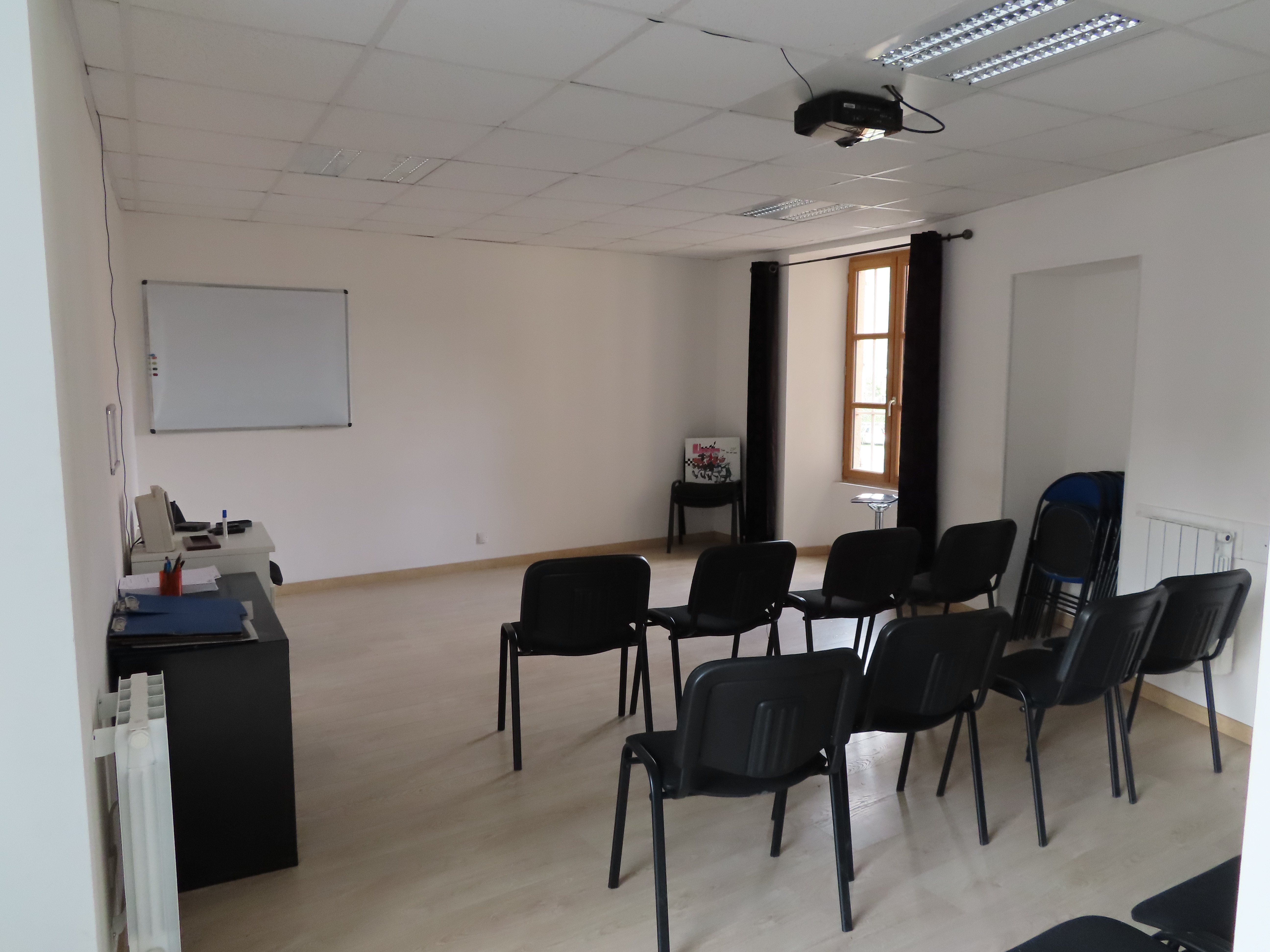 A reprendre, activité d’auto-école et moto-école indépendante labellisée Qualiopi, offrant une gamme complète de formation aux permis B, A, A1, A2 et AM.
 
Créée en 1989, l’entreprise bénéficie d’une bonne notoriété. Implantée au cœur de deux centres-bourgs d’environ 5000 habitants, les deux écoles sont situées proche des lycées et établissements de formation. Elles accompagnent en moyenne 260 permis par an (voiture et moto confondus).
Équipe de deux moniteurs co-gérants, et une enseignante salariée.
Parc de 4 voitures (sous contrat), 6 motos et 2 cyclomoteurs.
 
Possible accompagnement du repreneur par les cédants. 
Obligation d’être titulaire du Titre Pro Enseignant de la Conduite et de la Sécurité Routière et du CQP Responsable d’Unités d’Enseignement de la Sécurité Routière et de la Conduite pour pouvoir reprendre.
 
Prix de cession : 110 000 €
Possibilité de dissocier les deux écoles.