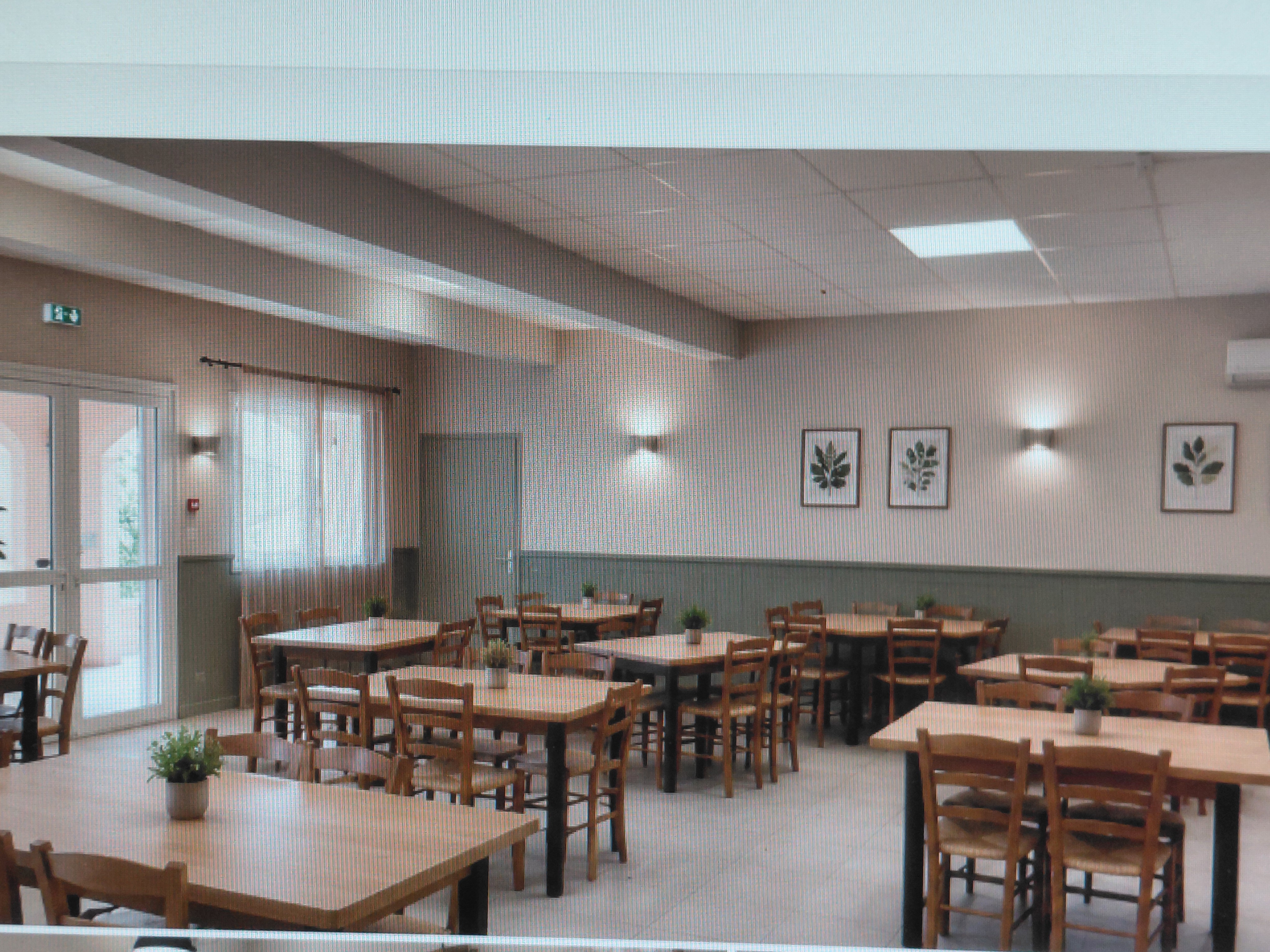 Je m'appelle Anne Claire SOLIER, je suis maire de la commune de REBOURGUIL, située entre MILLAU (12) et ALBI (81) sur l'axe passant de la D999.
Notre commune compte 315 habitants, une école et un restaurant bar. 
Ce commerce est propriété de la commune. Sa surface est de 250m2 environ.
1 partie bar (la commune est propriétaire de la Licence IV).
1 première salle de 50 couverts
1 seconde salle de 30 couverts
1 chambre froide
1 espace stockage
1 espace préparation
1 espace plonge.
De belles terrasses extérieures et un BBQ.
Le conseil municipal souhaite le louer avec une mensualité modérée de façon à faire perdurer le lien social et l'activité dans le village.
Nous souhaitons développer un dépôt de pain, de presse et divers services et animations sur place.
Les locaux seront TOUS NEUFS et AUX NORMES ACTUELLES (sécurité incendie, marche en avant hygiène, isolation, éclairage) d'ici la fin 2026. Les locaux sont EQUIPES entièrement. Il s'agit d'une  affaire saine  qui a été tenue pendant 15 ans par la même personne, cette dernière ayant du stopper son activité pour raison grave de santé. Nous recherchons UN/UNE PROFESSIONNEL(LE) motivé(e) et volontaire qui va s'engager et qui aura de superbes conditions pour travailler. A bon entendeur! N'hésitez pas à nous contacter par mail ou par téléphone!