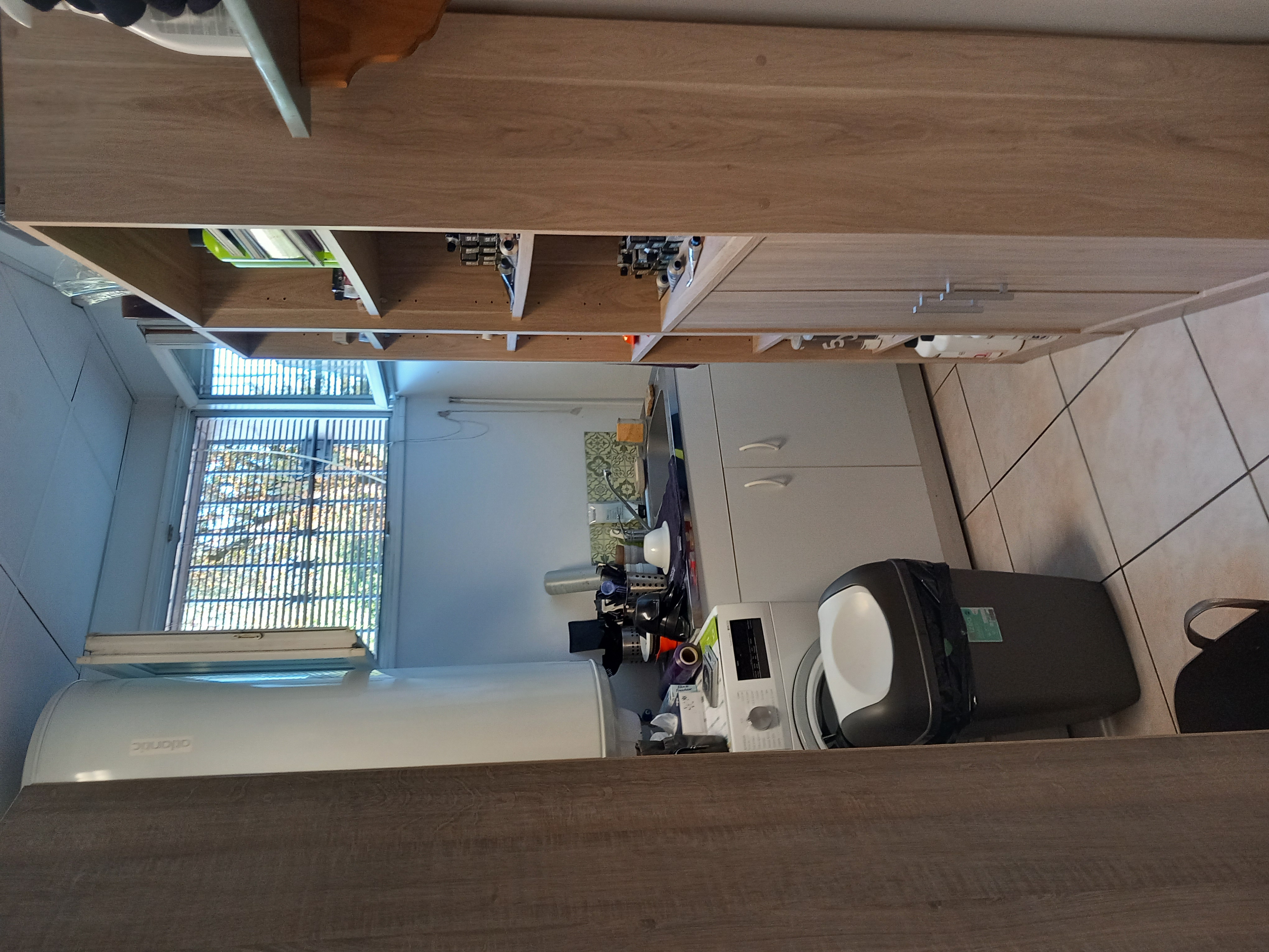 Pour m'être épanouie dans cet agréable salon de coiffure pendant 14 ans,
je souhaiterais que l'aventure perdure dans les mains d une personne passionnée.
Le salon est entièrement opérationnel.
- Surface: 30m2
- Equipement complet : 2 postes de coiffage, 1 bac à shampoing massant, réserve, climatisation réversible, coin accueil .....
- Accessibilité PMR
- Loyer modère : 380 €
- 3 parkings gratuits a proximité immédiate
- Clientèle fidèle et en constante progression (Zone de chalandise d'environ 20000personnes)
- Emplacement de premier choix au cœur du village, dans un environnement commerçant dynamique et touristique.
Je suis à l'écoute de toute proposition afin de faciliter la reprise de cette entreprise pour garantir le succès à venir d'un ou d'une collègue. 
Vous n'avez plus qu' à pousser la porte et vous mettre au travail.