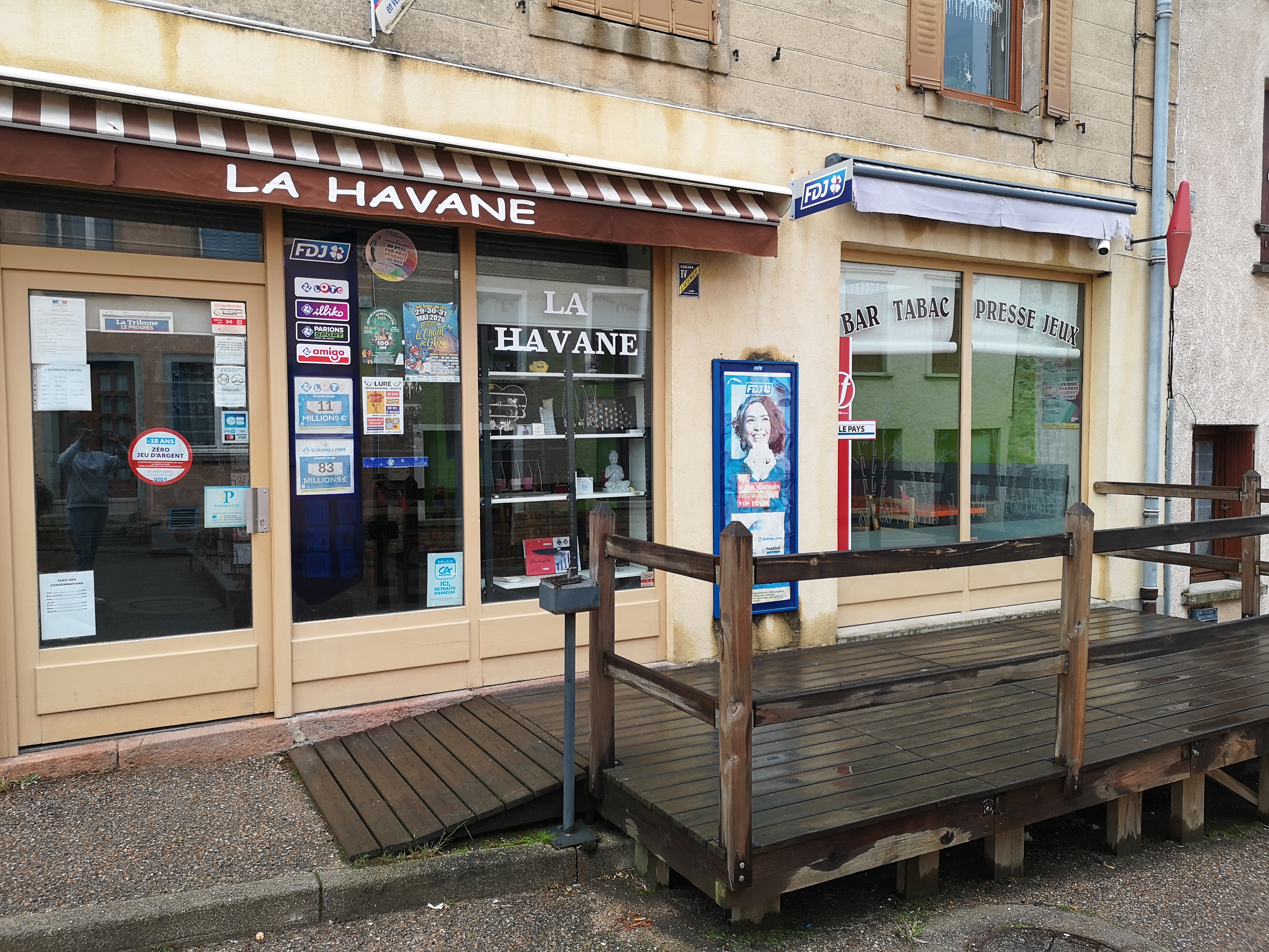 Cadre de vie
Crémeaux, située en région Auvergne-Rhône-Alpes, compte une population de 915 habitants et se trouve à 25 kilomètres de Roanne. Le village est situé à 12 min de la sortie 32 de l’autoroute A89 reliant Clermont-Ferrand (1h min) à Lyon (1h) et Saint-Etienne (50 min).

Elle fait partie de la Communauté du Pays d'Urfé.

Vous pourrez retrouver : des commerces essentiels de proximité : épicerie, boulangerie,  des services 1 micro-crèche et des assistantes maternelles - 1 école maternelle-primaire -1 maison de santé pluridisciplinaire, 1 centre d'incendie et de secours, 1 bibliothèque, 1 complexe sportif ainsi que des associations sportives, culturelles et d'animation...

Coté patrimoine,  une église caractérisée par son très beau clocher, son porche et ses gargouilles, ses points de vue remarquables du haut de la tour du château ou de la table d’orientation ne sont que quelques-uns des atouts de ce village qui vous invite aussi à partir à la découverte de ses beaux chemins de randonnée.

Du foncier est encore disponible avec notamment des parcelles en lotissement vendues par la commune à prix accessible.

Description de l'activité
Vente du fonds de commerce : Licence IV + ameublement + matériels + terrasse +  stock tabac + stock bimbeloterie au sein d'une commune rurale dynamique avec un important tissu associatif et des manifestations régulières.

Seul bar tabac de la commune

Clientèle fidèle et agréable. Zone de chalandise 15 à 20 km. Diffusion des matchs possibles


Horaires ouvertures actuels : Ouvert le lundi 7h00-12h30, le mardi et jeudi 7h30 -12h30 et 16h30 -19h00, vendredi 7h00-12h30 et 16h30 – 00h, samedi et dimanche matins 7h00 -12h30, fermé mercredi. Soit une amplitude horaire de 45h à 50h en moyenne par semaine actuellement avec développement possible de l'amplitude.


 
Description du local
Capacité salle bar environ 34 places assises. Bar 84m2 :  salle principale de 70m2 et cuisine 14m2 + espace de stockage de 12 m2 accessible directement par l'arrière cour. Un sanitaire est accessible depuis le bar.

Terrasse environ 15 places assises.

Matériel inclus : chaises,  tables, étagères, vaisselle, caisse enregistreuse. La machine à café et tireuse à bière sont mis à disposition par le brasseur (sans contrat).

Sécurité : vitrine anti effraction, rideau métallique et alarme

Commerce équipé fibre THD

Climatiseur réversible

Parkings gratuits devant le commerce et à proximité

Bail commercial 3/6/9

La cédante est propriétaire des murs, ainsi que des 3 logements situés en R+1 et R+2. Possibilité de vendre l'ensemble du bâtiment si intéressé.

 

Y'a t'il un logement attenant?
3 logements situés au dessus du commerce (mais tous occupés actuellement.)- D'autres locations disponibles sur la commune à prix accessible. 

Modalités financières
Prix du fonds de commerce : 59.9 K € (comprend tout l’aménagement, matériel, la licence IV et STOCK TABAC et bimbeloterie).


CA moyen sur ces 3 dernières années : 74 K € - avec forte marge de progression possible

Loyer mensuel : 450 € TTC.
Aides financières
Exonération totale d’impôts pendant 5 ans (zonage FRR)

En cas de travaux, subvention de 20% de la région et 10 % de la Communauté de Communes possible,
avec un minimum de 10 000 € de dépenses. Règlement région ici : https://www.auvergnerhonealpes.fr/aides/region-commerce-et-artisanat-financer-linvestissement-de-mon-point-de-vente

Possibilité de mobiliser selon le projet certains dispositifs d'aides financières (prêt d'honneur, garantie bancaire etc)