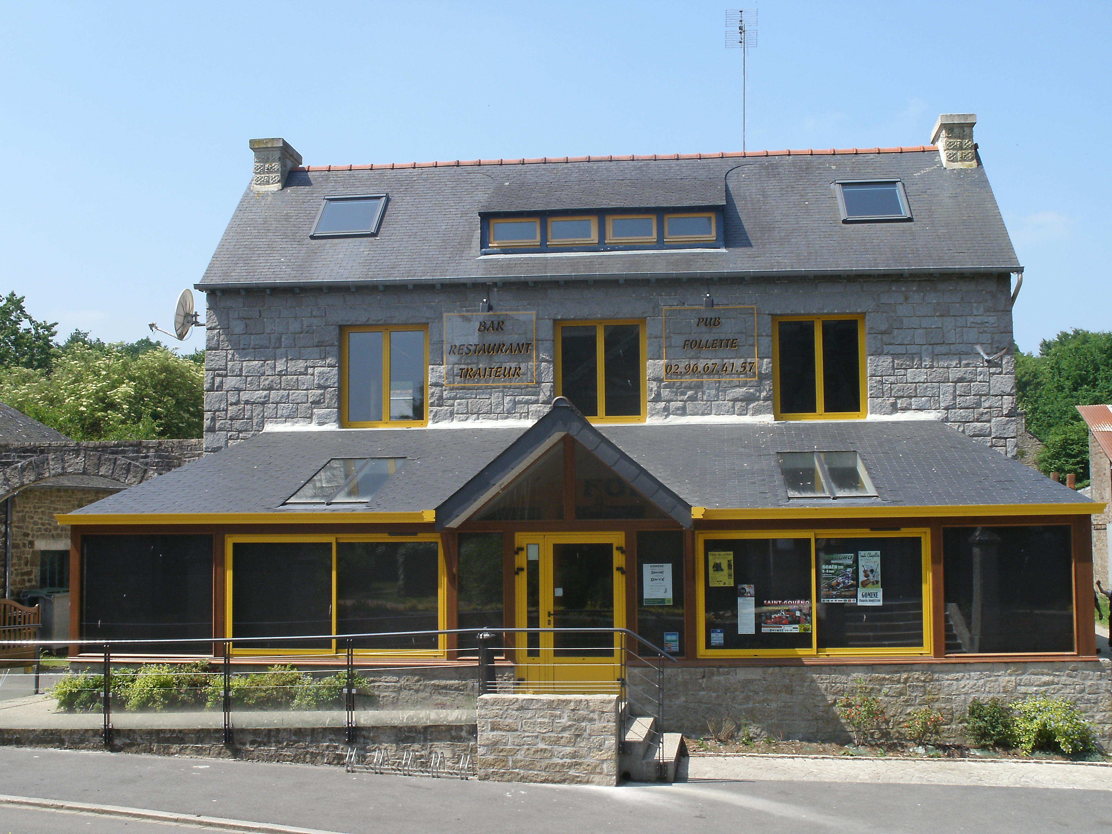 « Gomené (dépt 22), petite commune rurale du centre Bretagne, 600 hts, située sur l’axe Rennes/Loudéac, recherche pour son commerce « Restaurant - Bar - tabac – journaux - dépôt de pain – Petite épicerie », entièrement équipé, un locataire - gérant.
Créé il y a 20 ans ce commerce assure le maintien d’une source de vie intergénérationnelle au bourg ; il est un lieu d’animations et d’accueil touristique ouvert à tous 
Des animations variées devront y être organisées (soirées à thème, concerts…).
Pour tout renseignement contacter la mairie au 02.96.28.42.09 
Lettre de motivation avec un descriptif du projet envisagé et C.V. sont à expédier à M. le Maire – Place du 15 juin 1944 - 22230 GOMENE avant le 31 juillet prochain. »