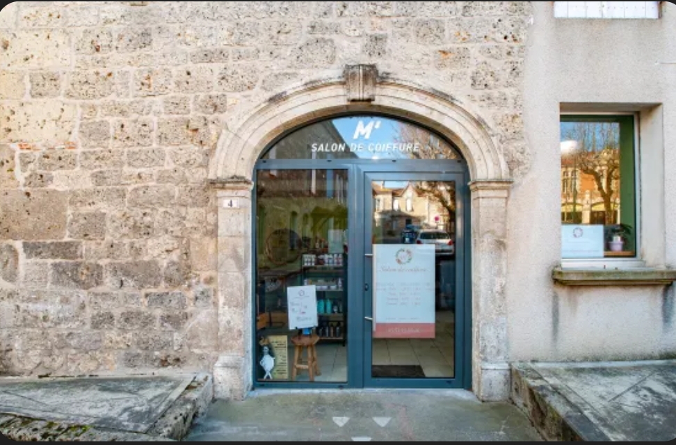 Description
À vendre – Salon de coiffure avec 43 ans d’historique – Loyer bas

À saisir : fonds de commerce salon de coiffure, exploité depuis 9 ans par mes soins, après 34 ans d’activité par une précédente coiffeuse.
Soit 43 ans d’exploitation continue avec une clientèle fidèle et régulière.

Le salon est situé dans un quartier dynamique et agréable avec une bonne visibilité.
Prêt à travailler immédiatement.

Caractéristiques :
Superficie totale : 50 m²
Salon : 30 m²
Réserve : 20 m²
Loyer bas
Bail commercial en cours (9e année)
Aucun salarié à reprendre
3 postes de travails 
2 bacs a shampoings 

Prix de vente : 38 000 €

Motif de la vente : nouvelles envies professionnelle.

Idéal pour un(e) professionnel(le) souhaitant s’installer dans un lieu avec une clientèle existante et fidèle soucieuse de la vie du village .
Village de caractère.