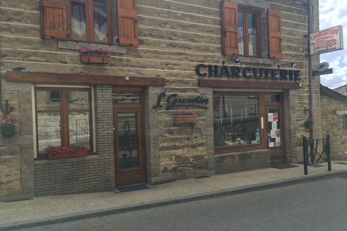 Vend fond de charcuterie artisanale Très bien placé beaucoup de passage et à proximité d?un grand parking 
Étudions toutes propositions , curieux et agences s?abstenir.