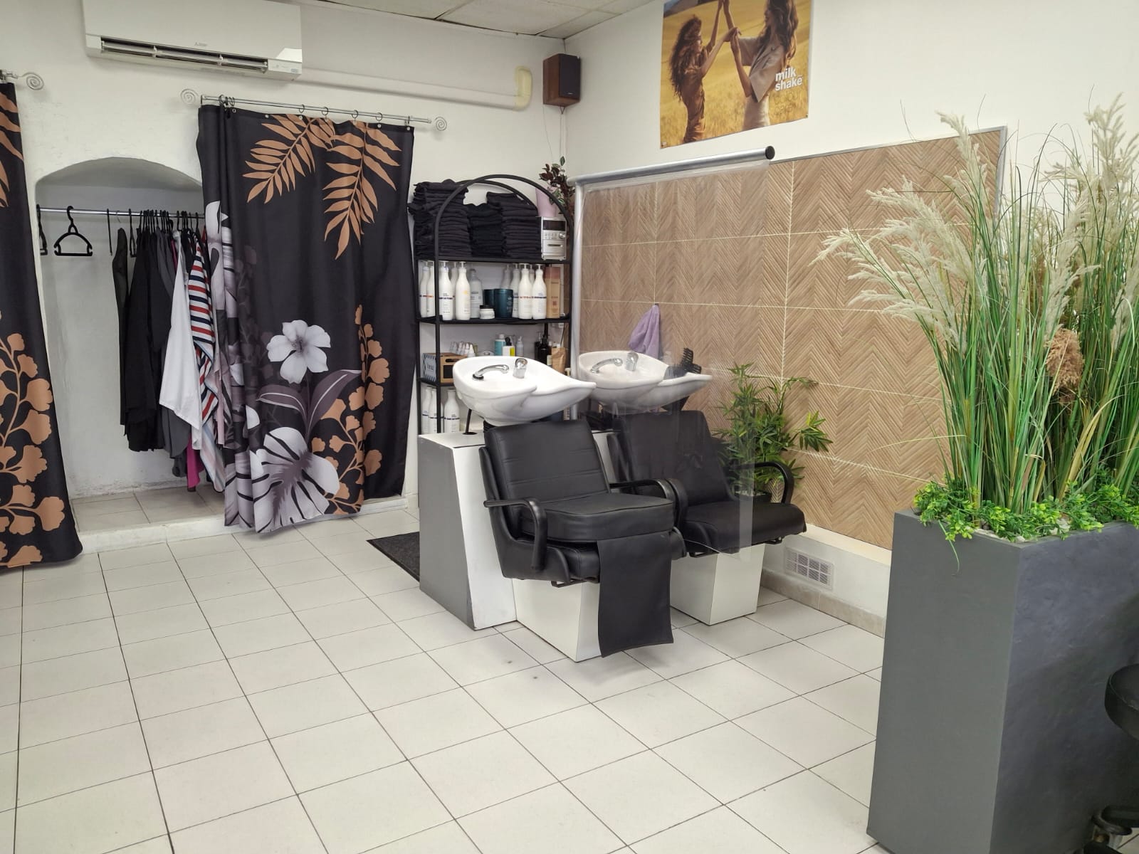 A vendre GRAU D'AGDE station balnéaire fond de commerce salon de coiffure mixte d'une superficie de 37 m2 .
Clés en mains idéalement situé sur un axe fréquenté .
Clientèle fidèle à l'année .
Aucun travaux à prévoir .
Entièrement équipé (6 postes de coiffage, 2 bacs, lave linge, sèche linge, climatisation)
Parking gratuit à proximité .
Loyer de 1000 €
CA  de 06/2024 au 06/2025 105 771 € HT
Cause de la vente : retraite
Reprise d'une employée possible qui est présente depuis 8 ans avec BP