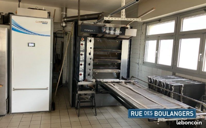A vendre charmante boulangerie dans une commune cossue du Loiret. 
Située sur un axe passant drainant un nombre important de travailleurs et de véhicules, cette affaire a un fort potentiel en snacking, viennoiseries et pains. 
La clientèle est un mix entre ce passage journalier important et un socle de fidèles consommateurs avides de nouveautés. 
La commune aide grandement ses commerces et fait tout pour les mettre dans un confort optimum (aides financières, loyers modérés...)
La boutique a été entièrement refaite, ce qui vous apportera un véritable confort de travail et un espace d'accueil agréable pour la clientèle. 
Les locaux de fabrication sont très spacieux, aux normes et bien entretenus : chacun pourra travailler sereinement dans un espace dédié. L'équipement est nombreux et le matériel est très bien entretenu. 
Un pavillon individuel jouxtant la boulangerie vous apportera un confort précieux pour la partie privée. 
Venez vite découvrir cette magnifique affaire, que vous soyez primo accédant ou confirmé, du moment que vous recherchiez une affaire confortable et rentable !

CA : 346 561 €
Disponible en Juillet 2027.