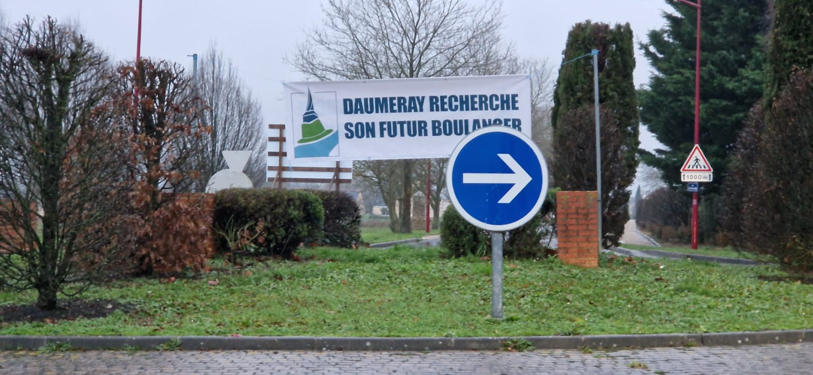 Notre boulanger est parti il y a bientôt 6 mois et nous recherchons activement un boulanger motivé pour s'installer dans le village de Daumeray (Maine-et-Loire).

Plusieurs options sont possibles :
- récupérer l'ancien local du boulanger situé dans la rue principale, mais il est vieillissant
- récupérer l'ancienne pharmacie (la pharmacienne est décédée il y a 3 mois) situé sur la place du village. 
- construire avec la mairie une boulangerie toute neuve, sur la place du village. 

Le conseil municipal est très partant pour soutenir les entrepreneurs motivés, alors lancez-vous !!

Daumeray est un village du Nord Maine et Loire (49), département réputé pour sa douceur de vivre. Daumeray est un village dynamique de 1600 habitants, sur le territoire duquel sont implantées plusieurs grandes entreprises (Rivard, Guillet, SIAM) dont l'une va s'agrandir et créer 100 emplois supplémentaires d'ici 2026. Daumeray est notamment connu  (plusieurs JT de TF1) pour Rouget le Braconnier, un personnage haut en couleurs de la Révolution, dont l'histoire est jouée chaque année depuis 50 ans par les habitants du village, formant ainsi un théâtre multigénérationnel extraordinaire.