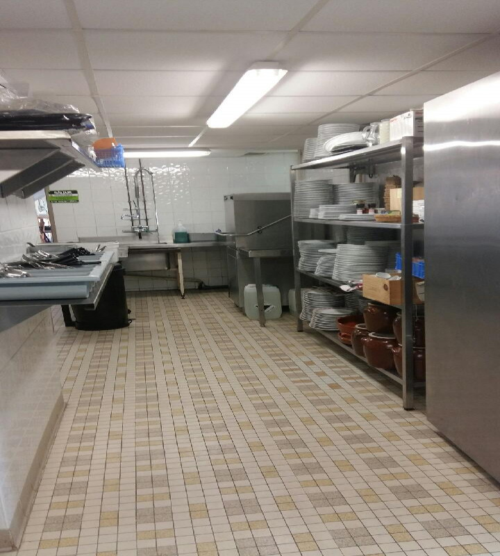 Situé dans les Pyrénées atlantiques dans un petit village de montagne et à 1h30 de la côte Basque. Bar restaurant et ancien hôtel qui peut se transformer en chambres d'hôtes.
Cuisine spacieuse. Grande salle de restaurant avec cheminée grill. 
Garage et parking
Possibilité de loger sur place.