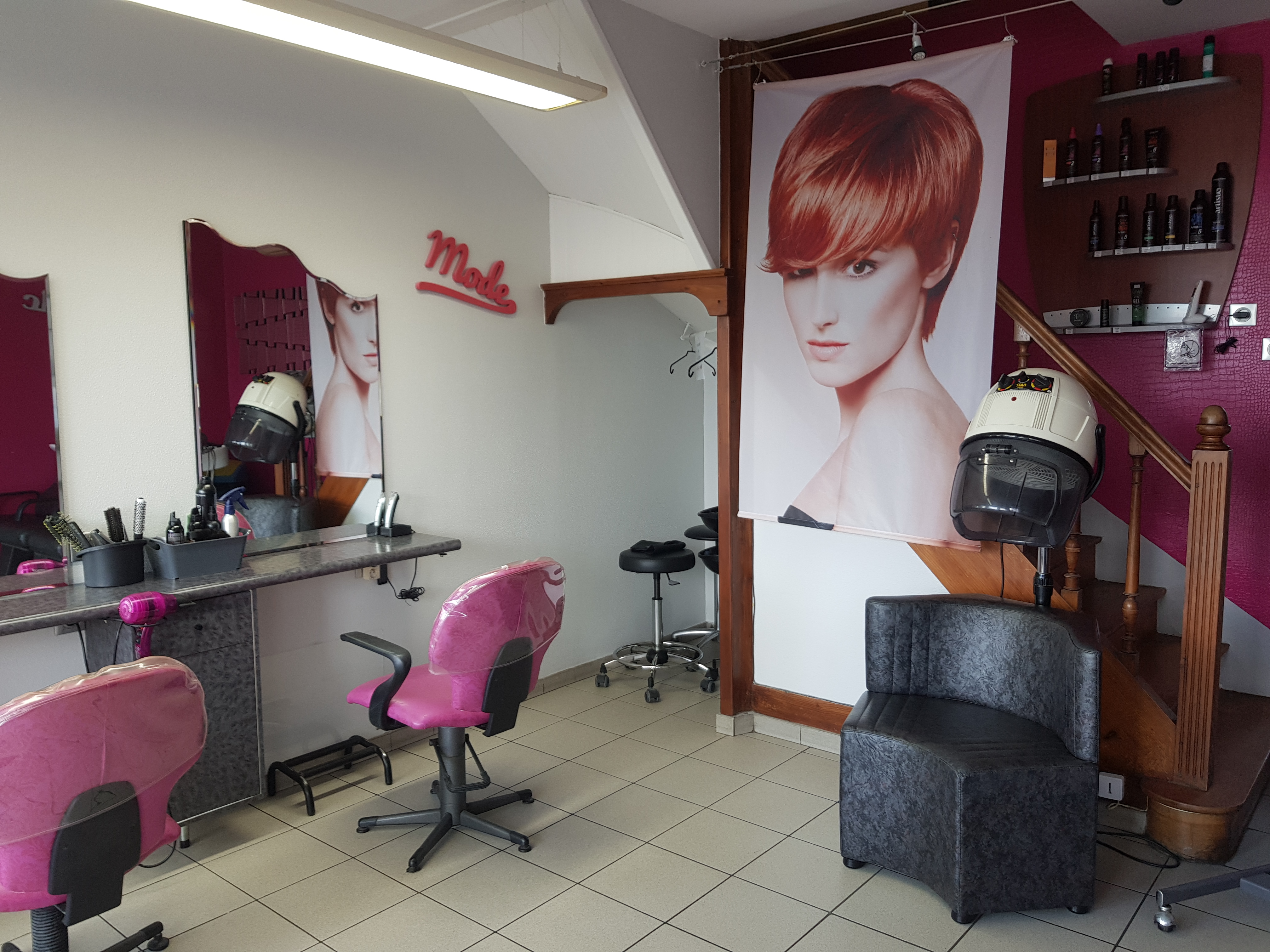 Je vends mon salon de coiffure en vue de la retraite.
L'ensemble comprend ; un espace salon de coiffure de 28 m2 ,une cuisine arrière de 14 m2 , ainsi que 2 pièces à l'étage de 16 et 12 m2.
Il est équipé de 3 bacs, 3 places de coiffage ,2 séchoirs . Salon climatisé .
Aucun travaux à prévoir, le salon à été rénové en 2017. Fonctionnel, propre et bien entretenu.
Salon implanté dans une rue très fréquentée avec différents commerces.
Il bénéficie d'un stationnement devant.
Ce salon a été acquis en 1989.
Le loyer est de 418,00 euros par mois.