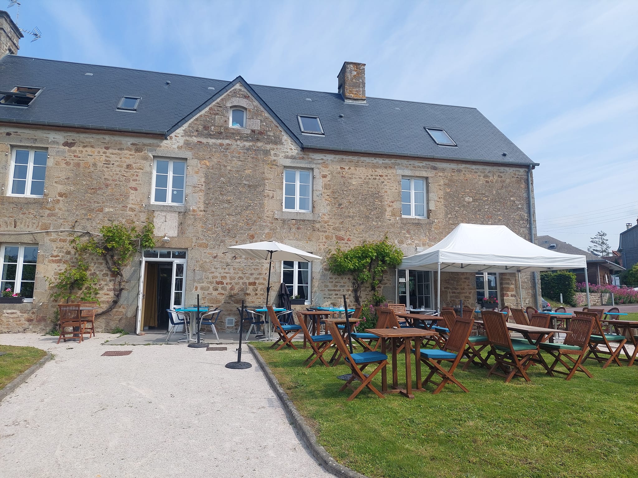 Nous vendons notre fond de commerce d'un hôtel de 7 chambres avec restaurant/bar.

Nous avons une licence IV dans notre fond de commerce. 

Location via la mairie de Carolles.

Cuisine et chambres toutes équipés. 

Partie bar rénovée en 2022.