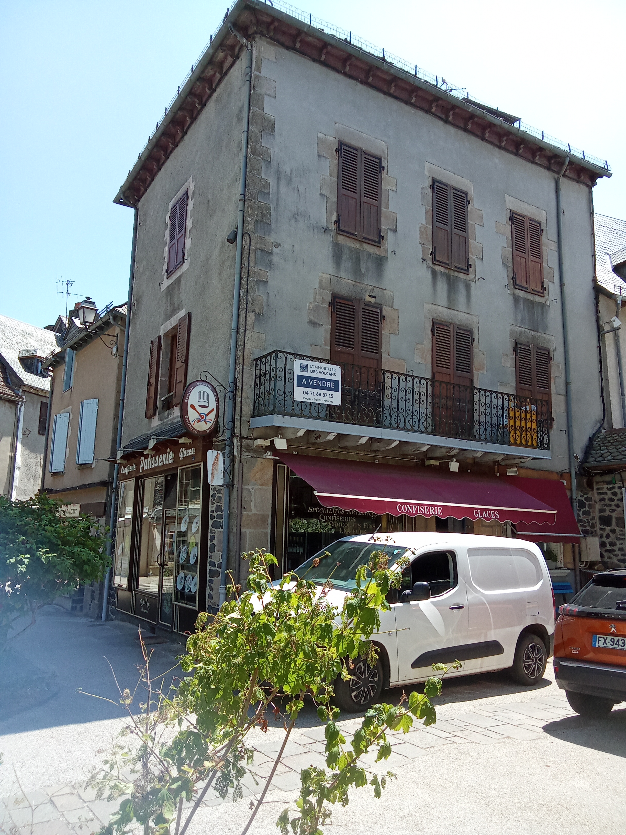 commerce de proximité qui demande qu'a évolué très bien placé avec logement sur place et fonctionnel .
peut éventuellement servir pour tout commerce mais favoriser une boulangerie car  sinon il n'y en aura plus .
commerce ouvert avec clientèle 
seul inconvénient prévoir pour la mise aux normes
le prix comprend le magasin plus la maison