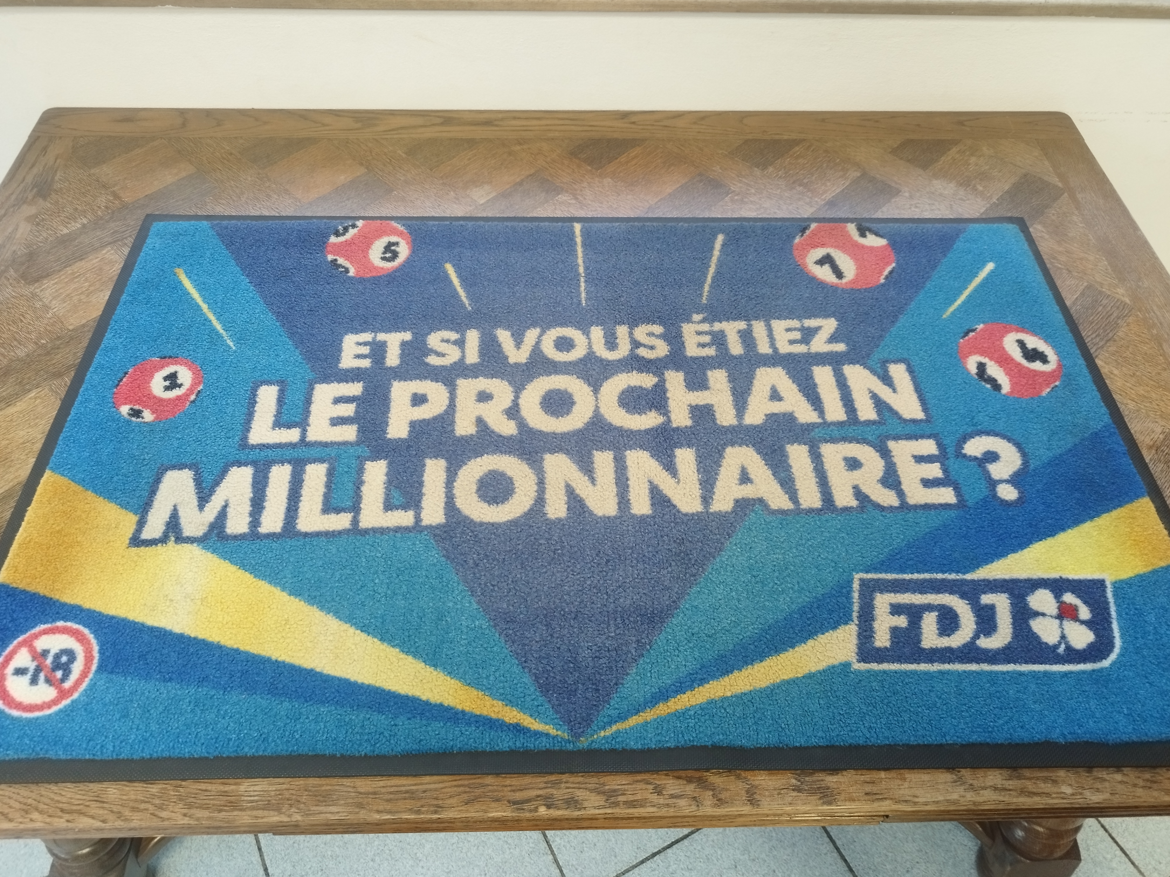 À Vendre fond de commerce Kiosque à journaux tenu depuis 9 ans 

Journaux, presse, FDJ, loto, carterie, souvenir, dépôt colis 

Affaire idéalement situé en centre ville avec beaucoup de passage.

Faible loyer 

Curieux s'abstenir